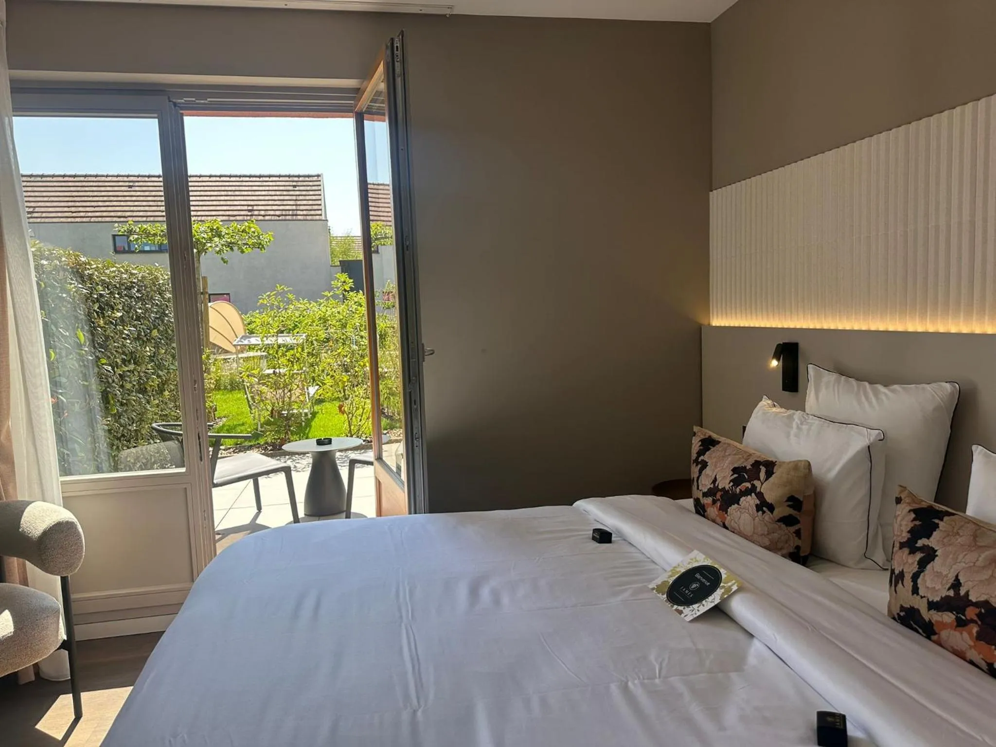 Patio, Bed in James Vignoble Hôtel, Eguisheim