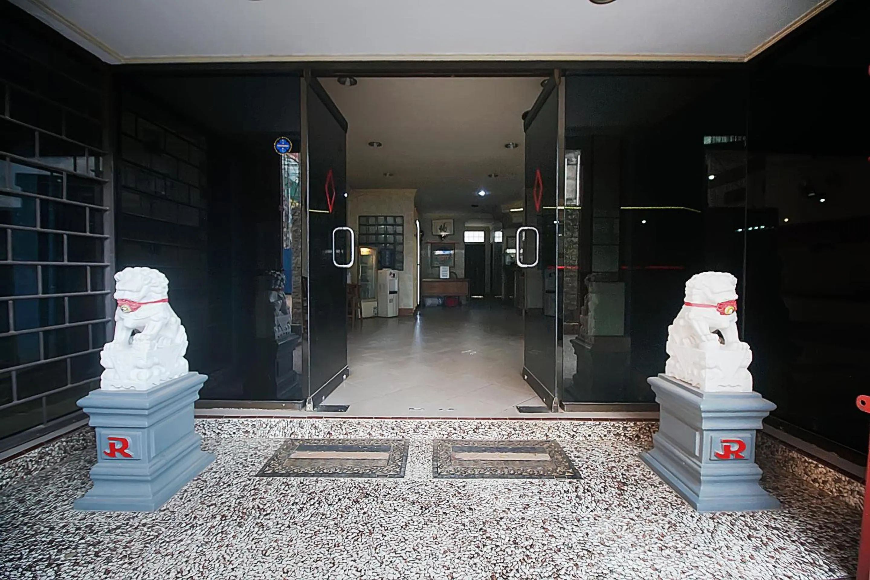 Facade/entrance in OYO 2079 Jambi Raya Hotel