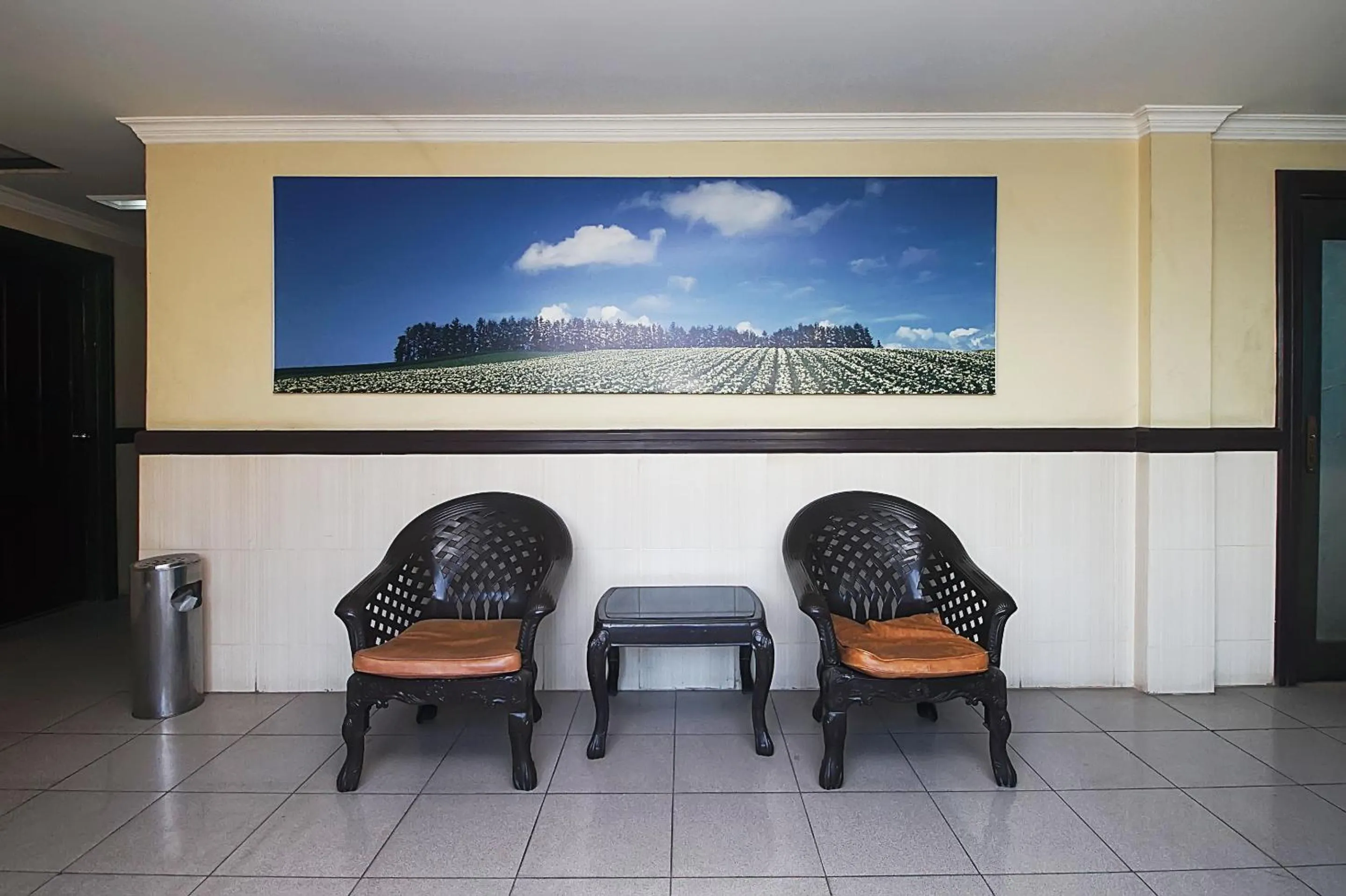 Seating area in OYO 2079 Jambi Raya Hotel