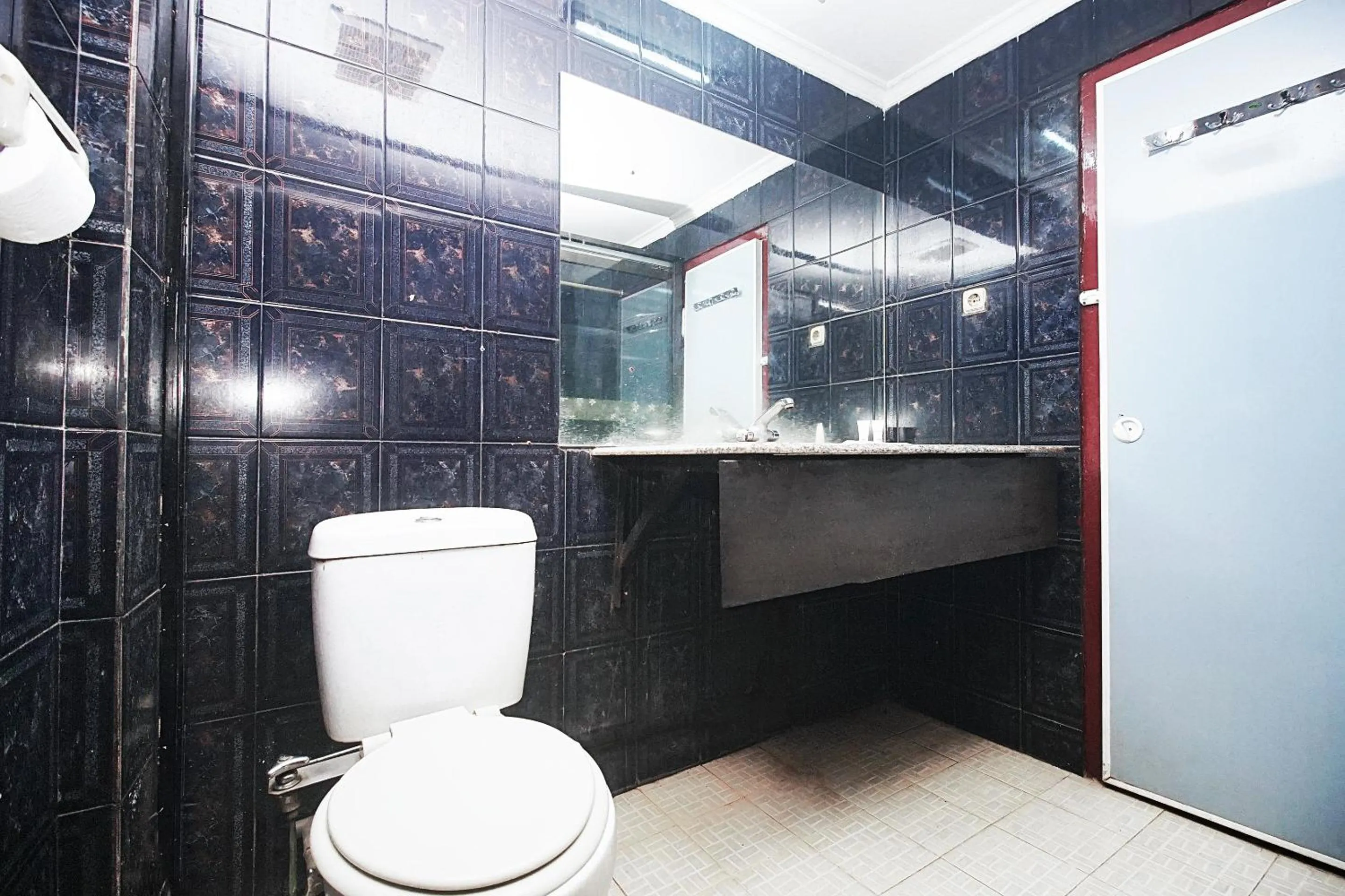 Bathroom in OYO 2079 Jambi Raya Hotel