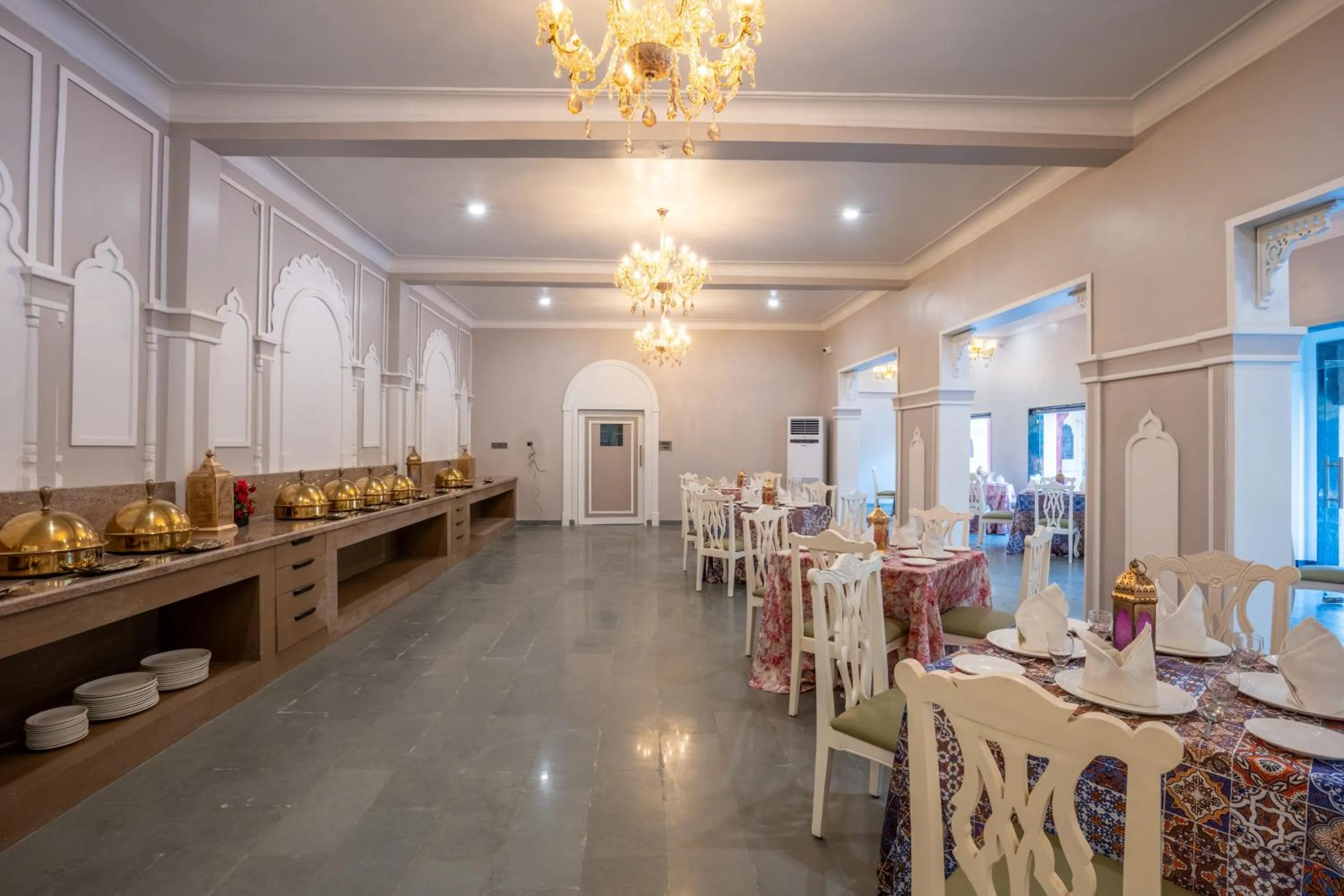 Restaurant/places to eat in JuSTa Alwarbagh Sariska