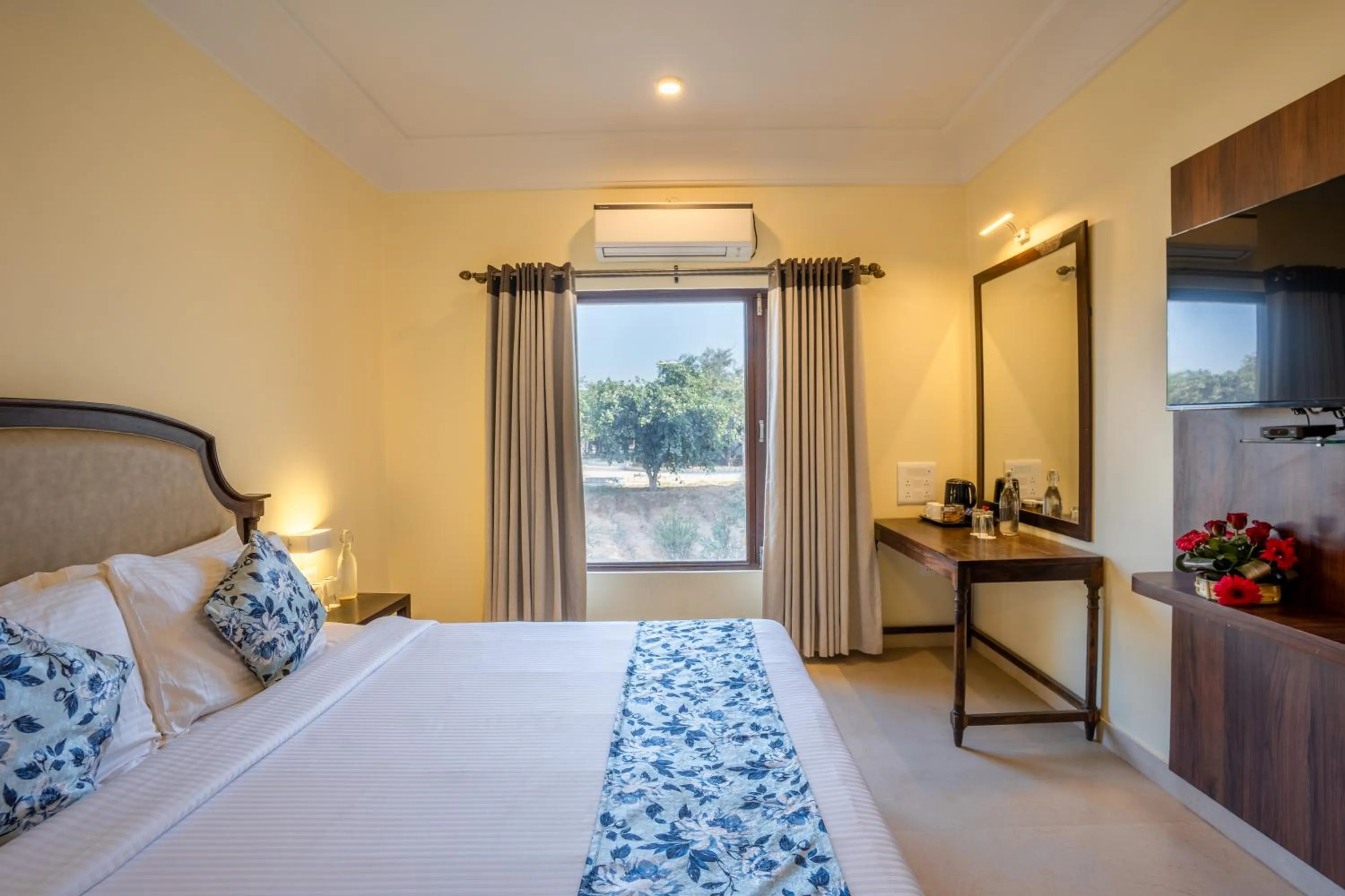 Bed in JuSTa Alwarbagh Sariska