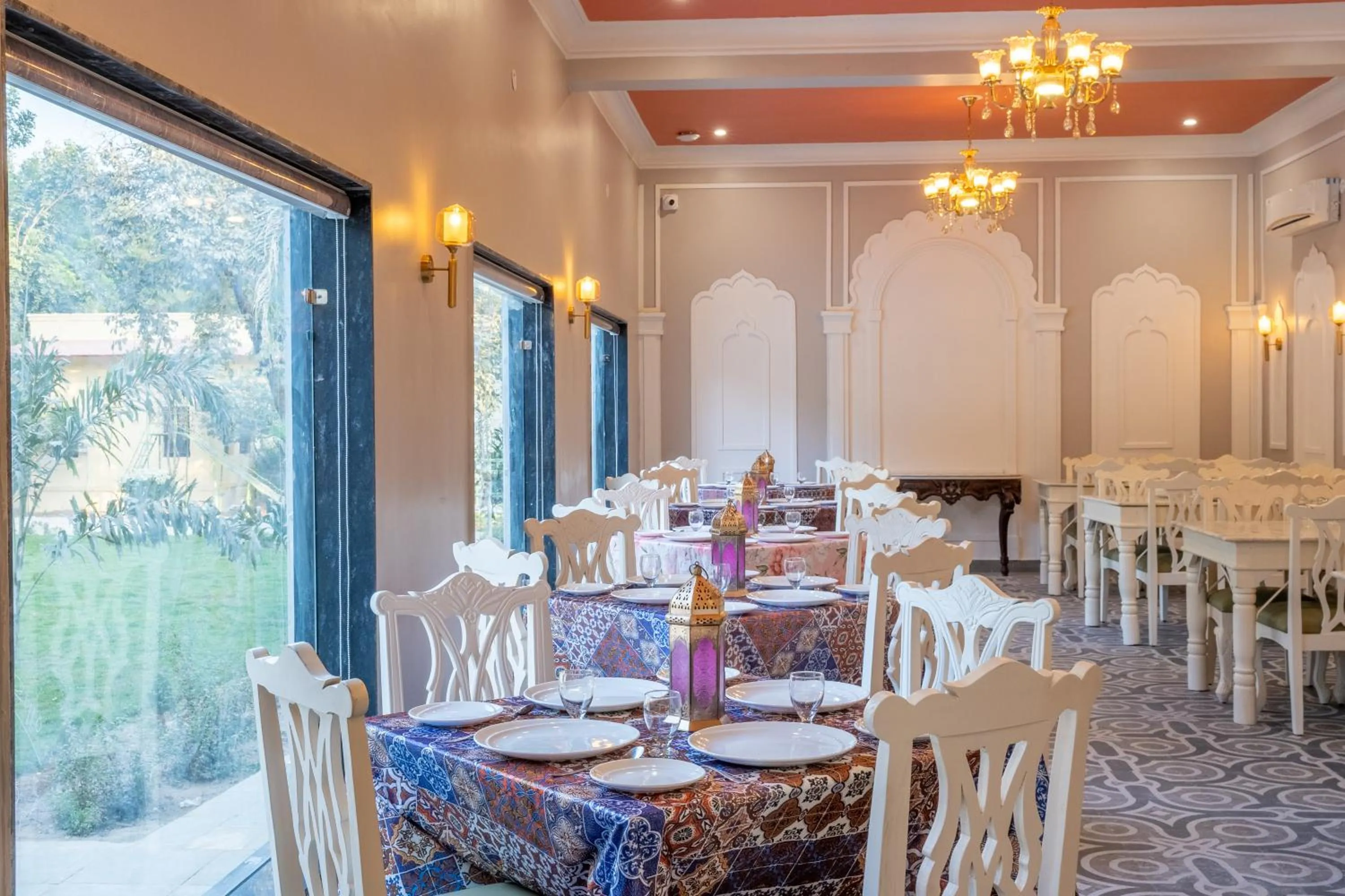 Restaurant/places to eat in JuSTa Alwarbagh Sariska