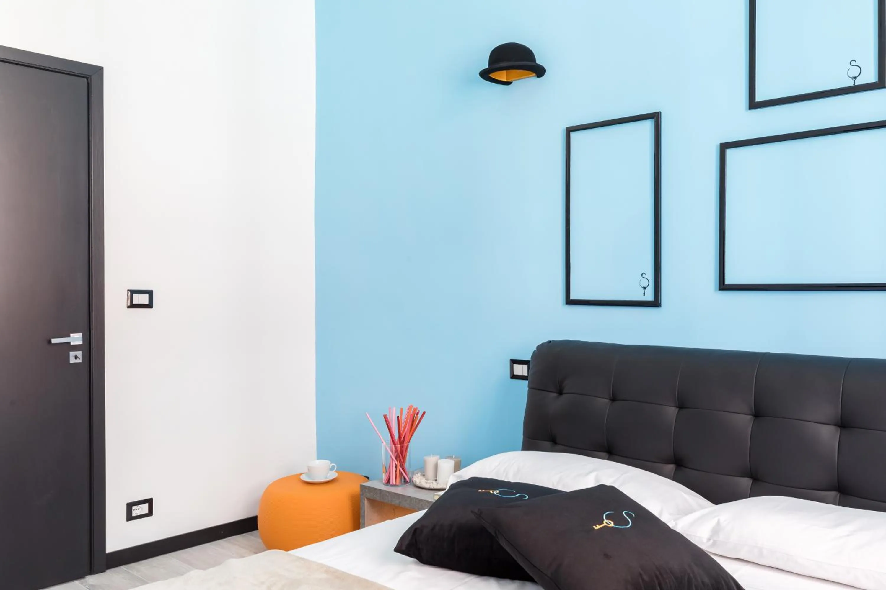 Bed in A World Aparts - 32 Modena