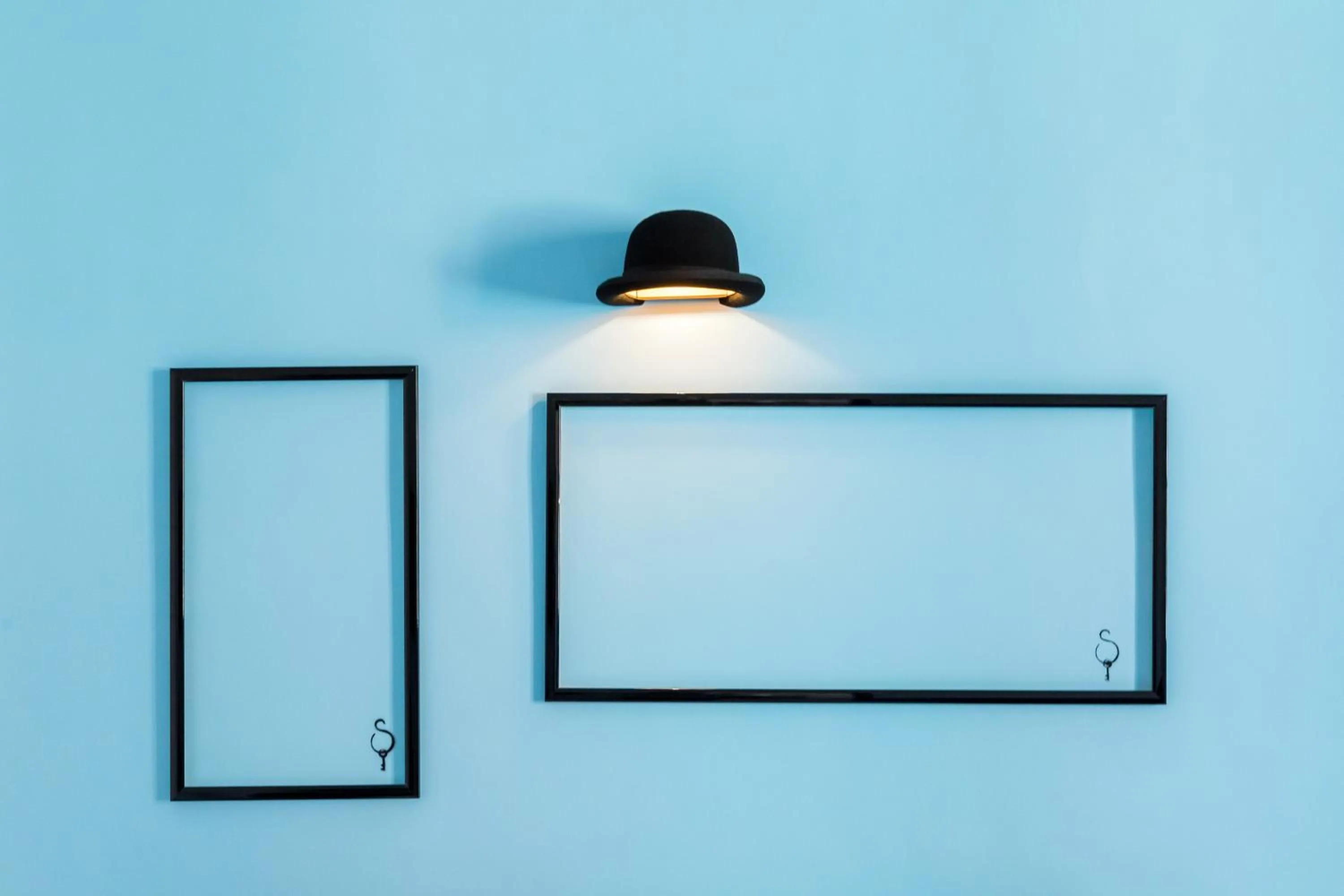 Logo/Certificate/Sign in A World Aparts - 32 Modena