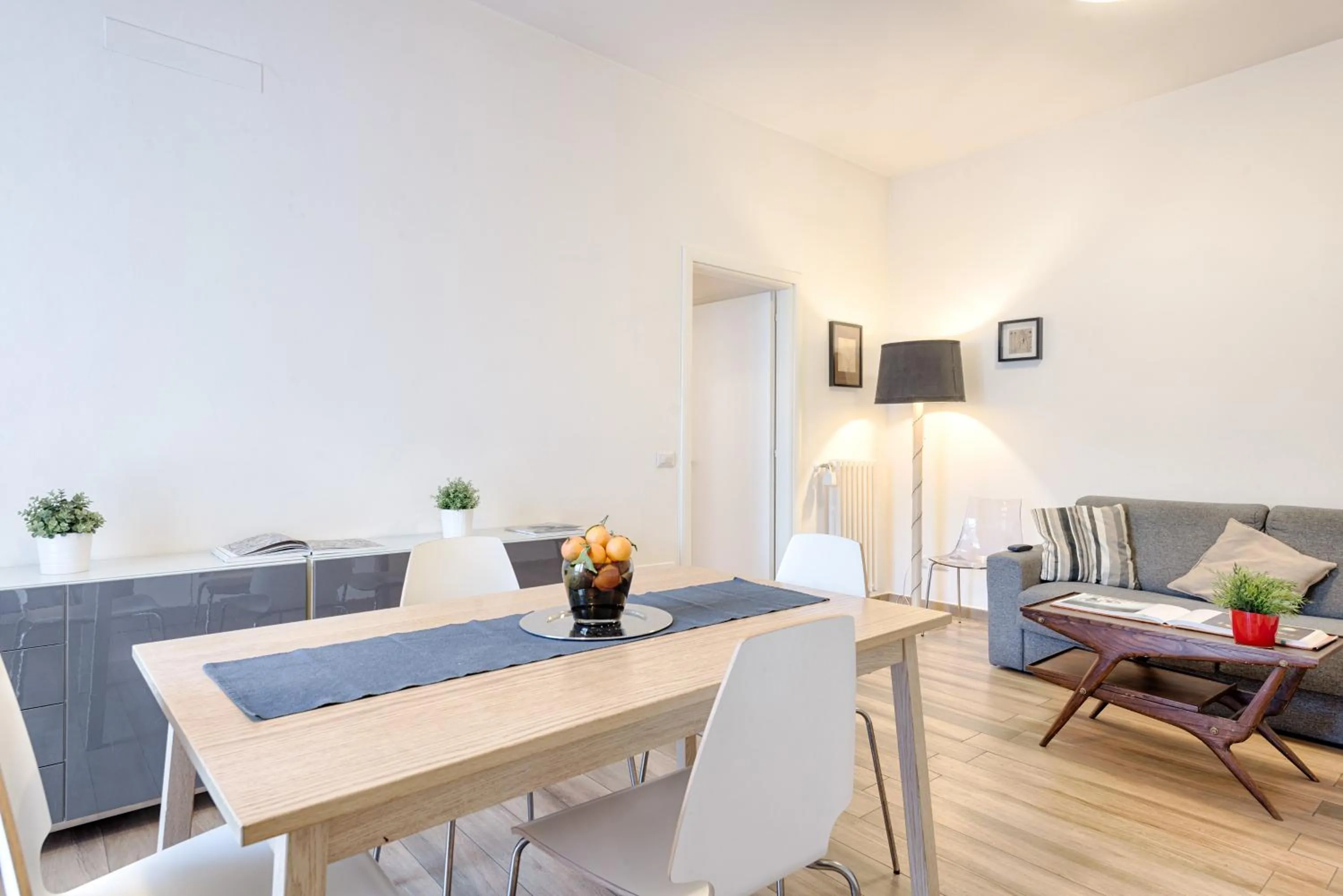 Living room in Polo Universitario apartment by Mmega