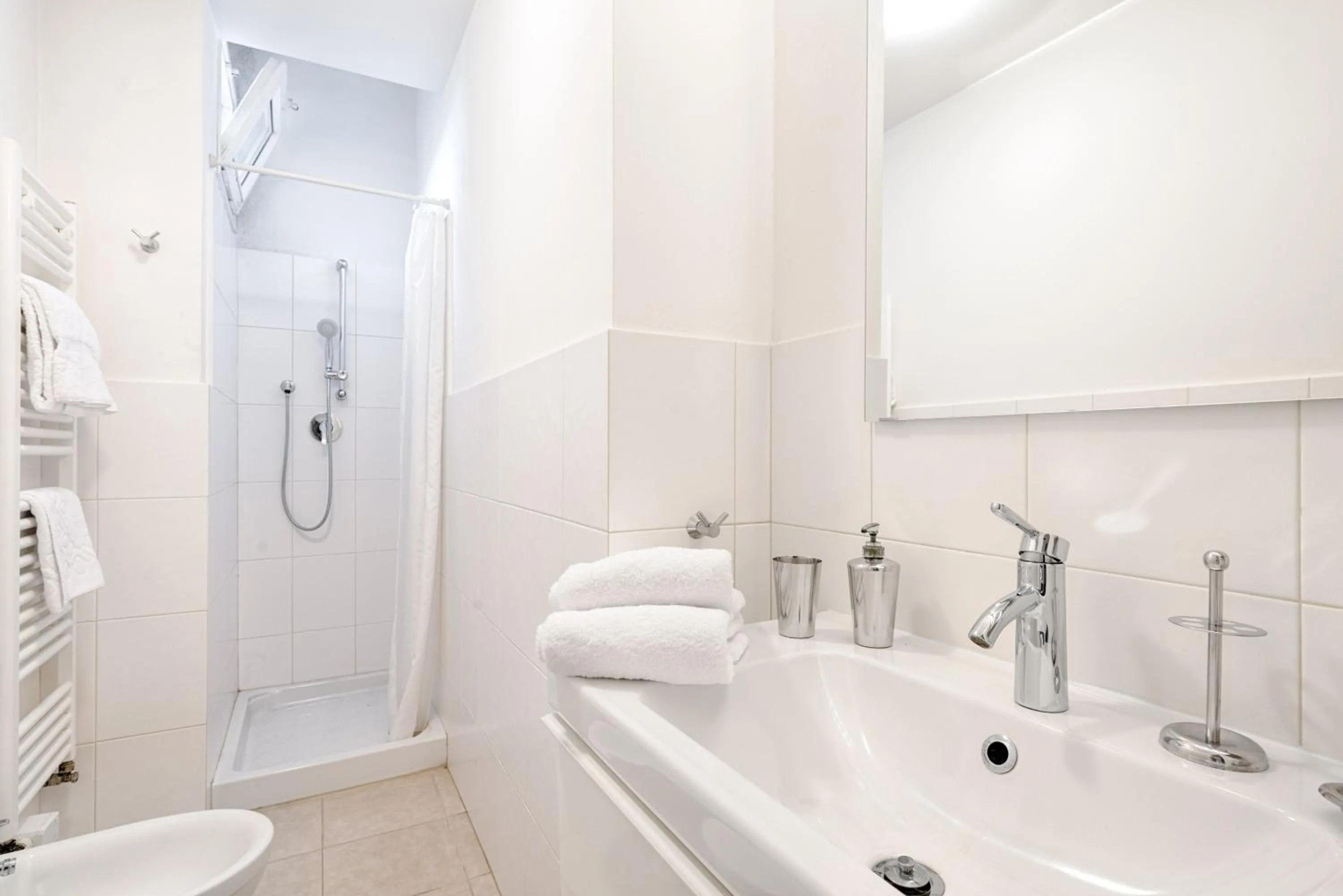 Bathroom in Polo Universitario apartment by Mmega