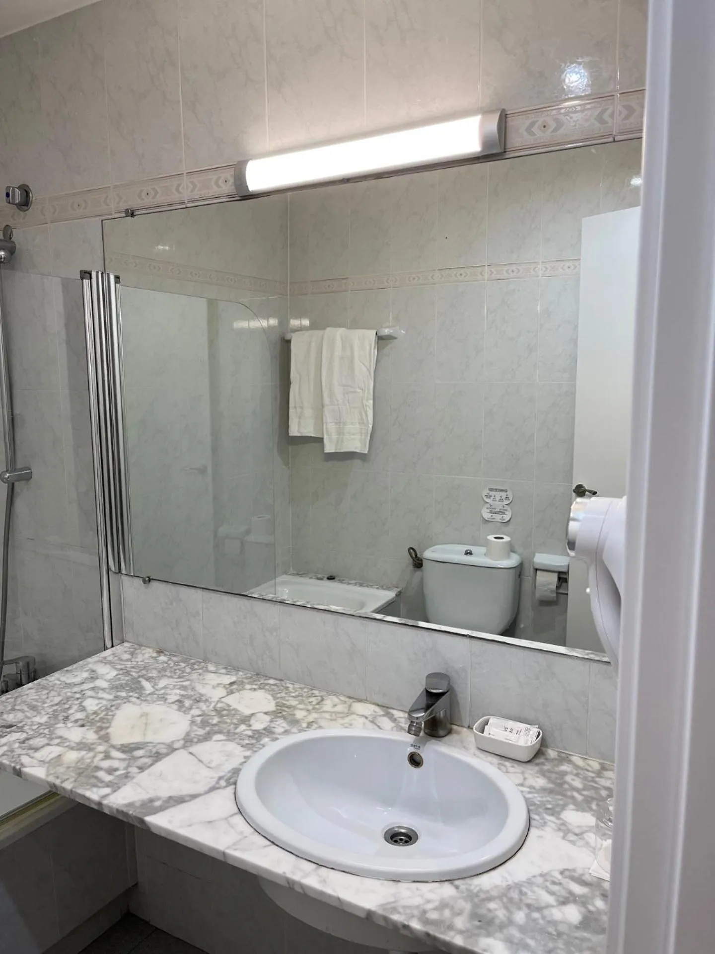 Twin Room in Hostal Iznájar Barcelona