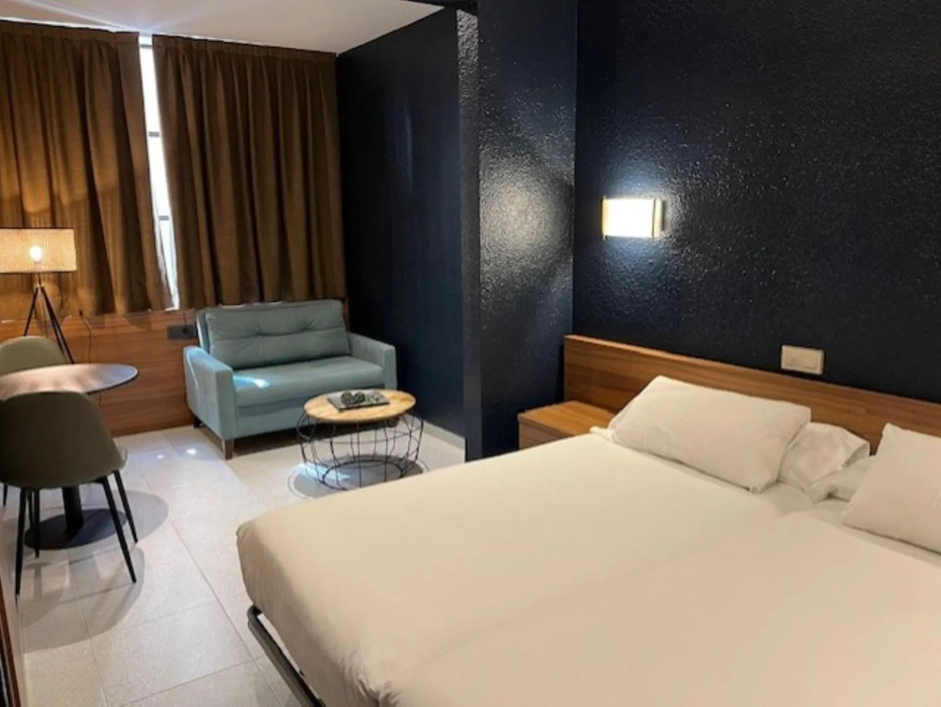 Photo of the whole room, Bed in Hostal Iznájar Barcelona