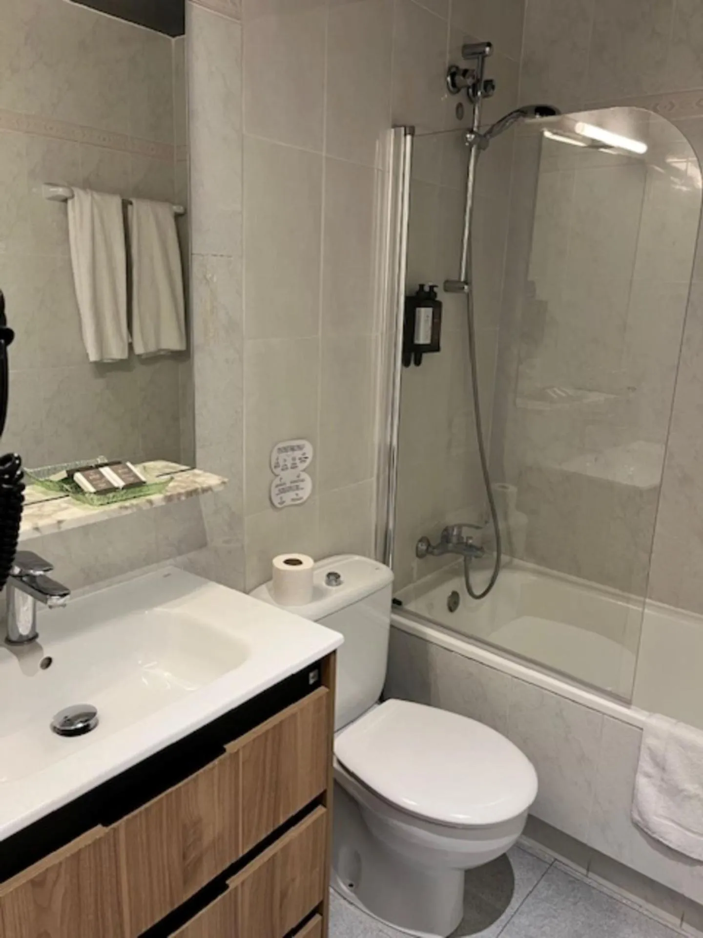 Bathroom in Hostal Iznájar Barcelona