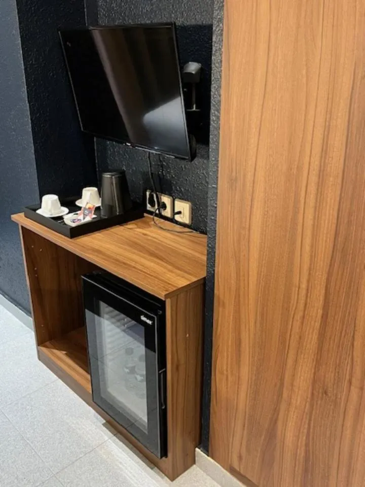 room service in Hostal Iznájar Barcelona