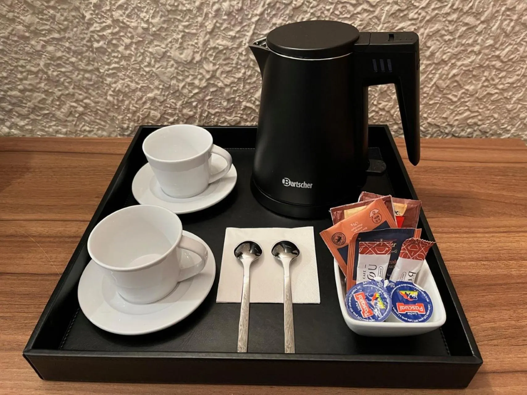 room service in Hostal Iznájar Barcelona