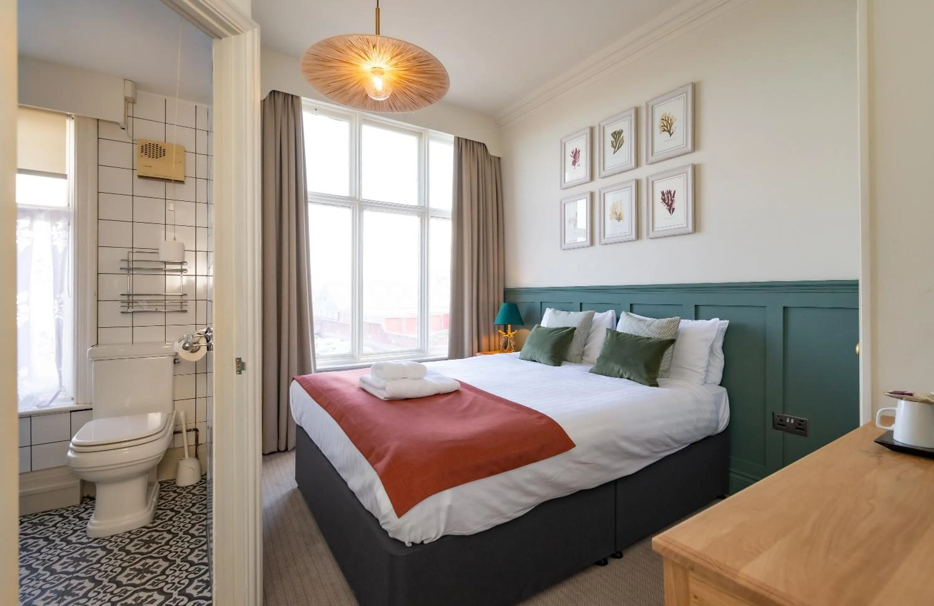 Toilet, Bed in Cliftonville Hotel