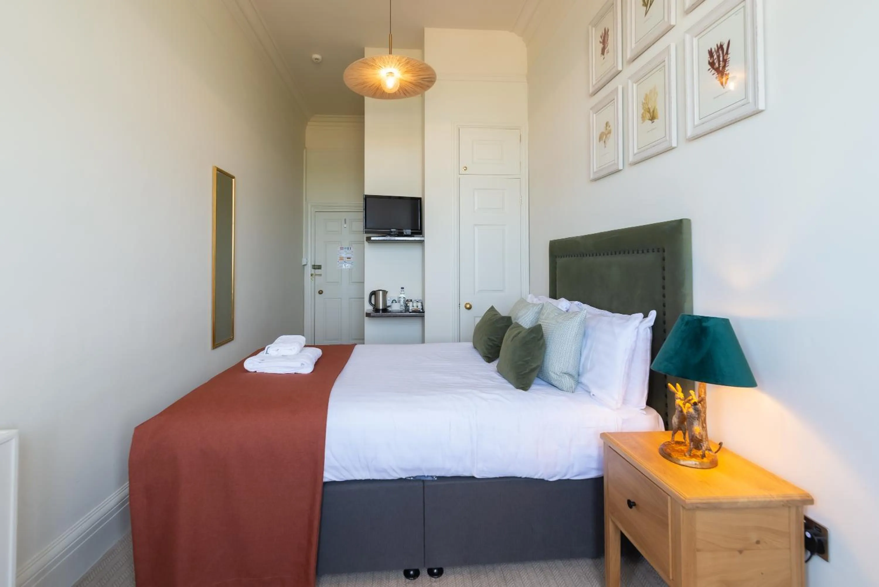 Photo of the whole room, Bed in Cliftonville Hotel