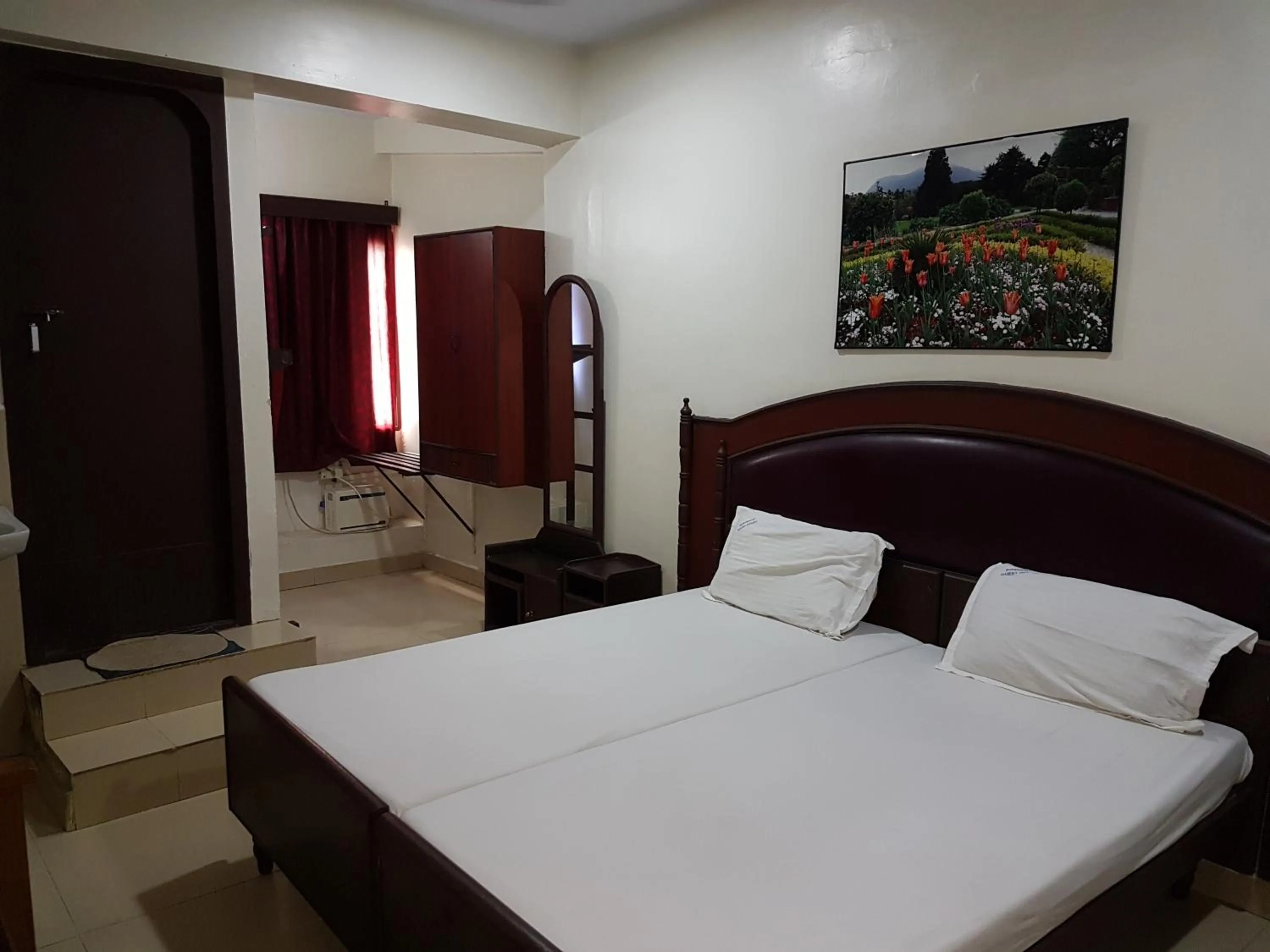 Bed in Hotel Sorrento Guest house Anna Nagar East Metro Shenoy Nagar metro budget monthly daily rooms
