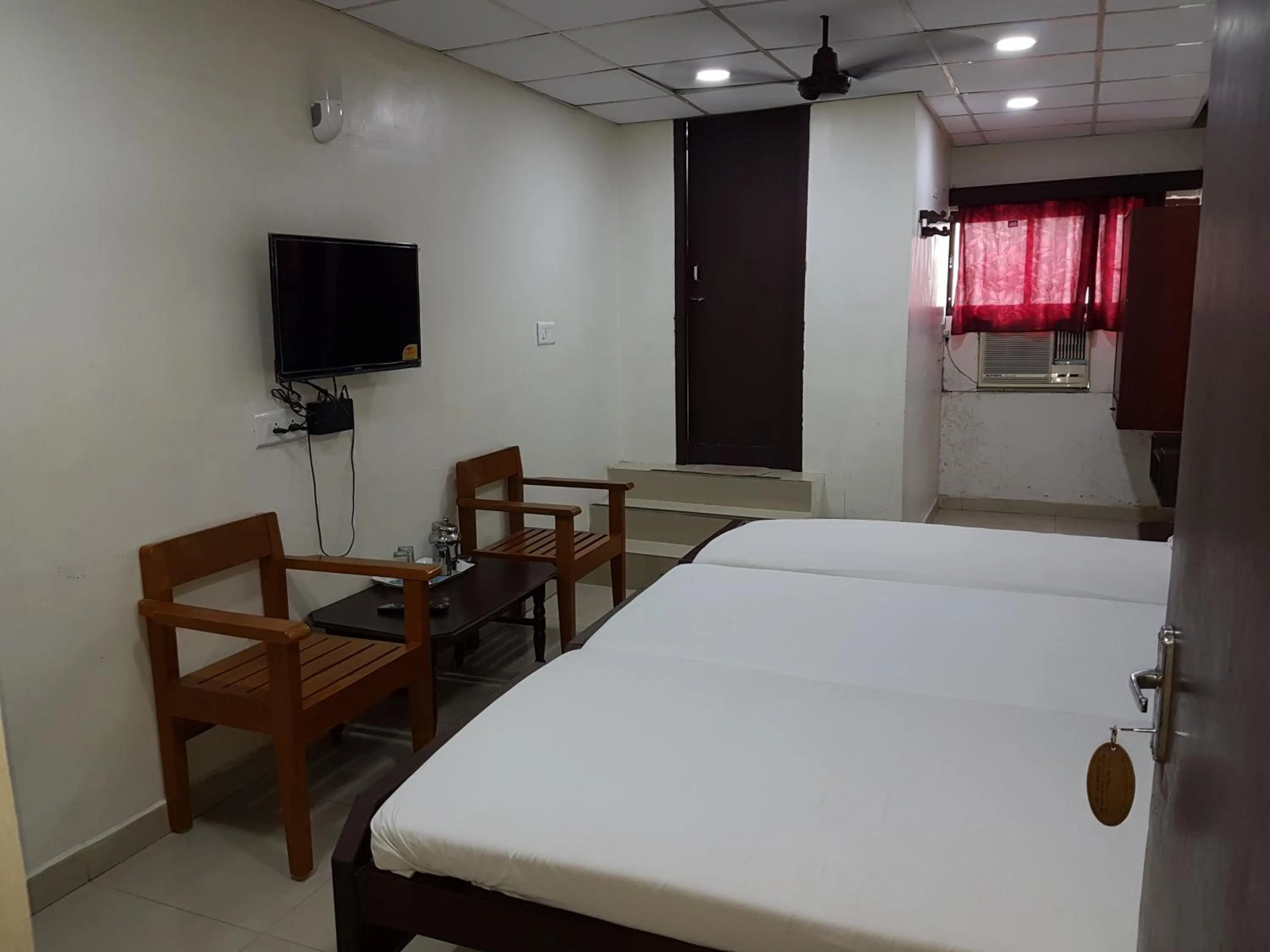 Bed in Hotel Sorrento Guest house Anna Nagar East Metro Shenoy Nagar metro budget monthly daily rooms