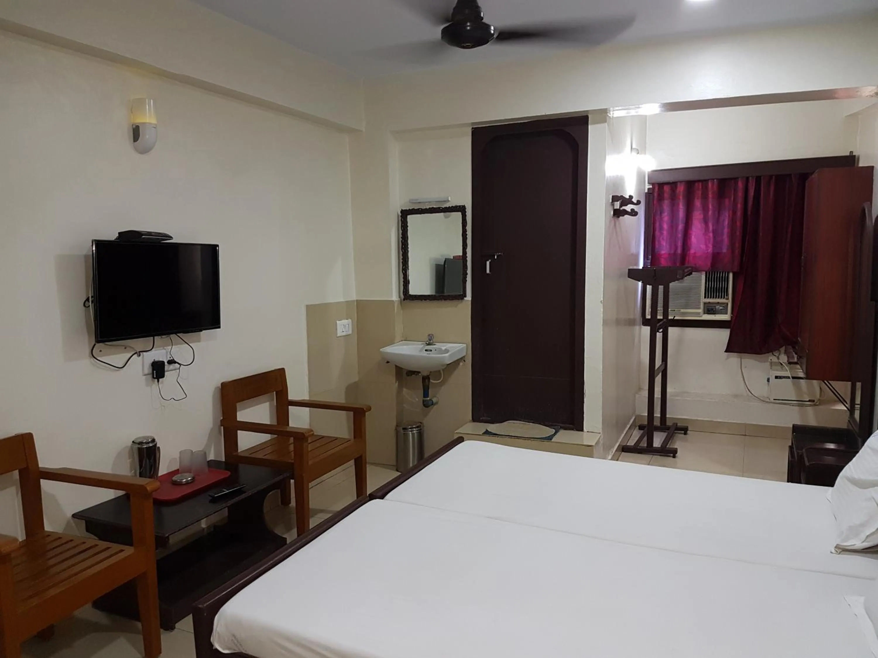 Bed in Hotel Sorrento Guest house Anna Nagar East Metro Shenoy Nagar metro budget monthly daily rooms