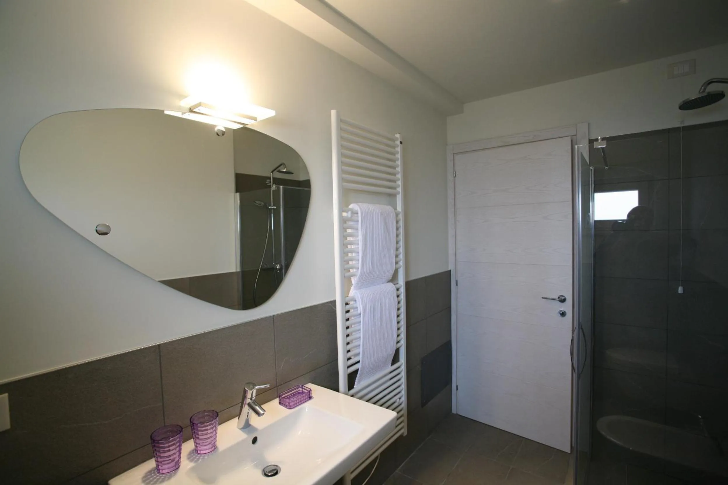 Shower in Nuova Opera Rooms & Apartment