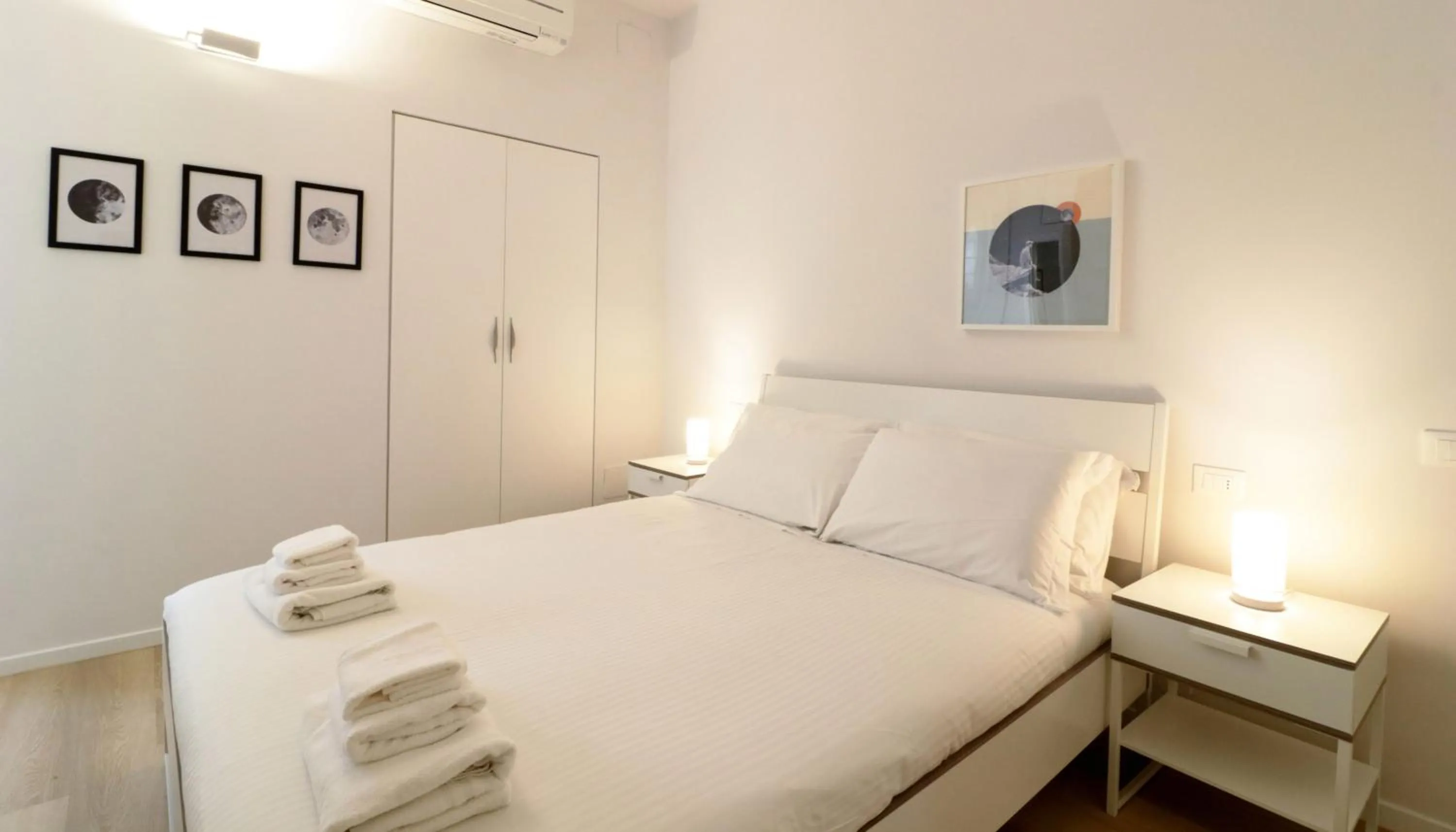 Photo of the whole room, Bed in Italianway - Piero della Francesca 19