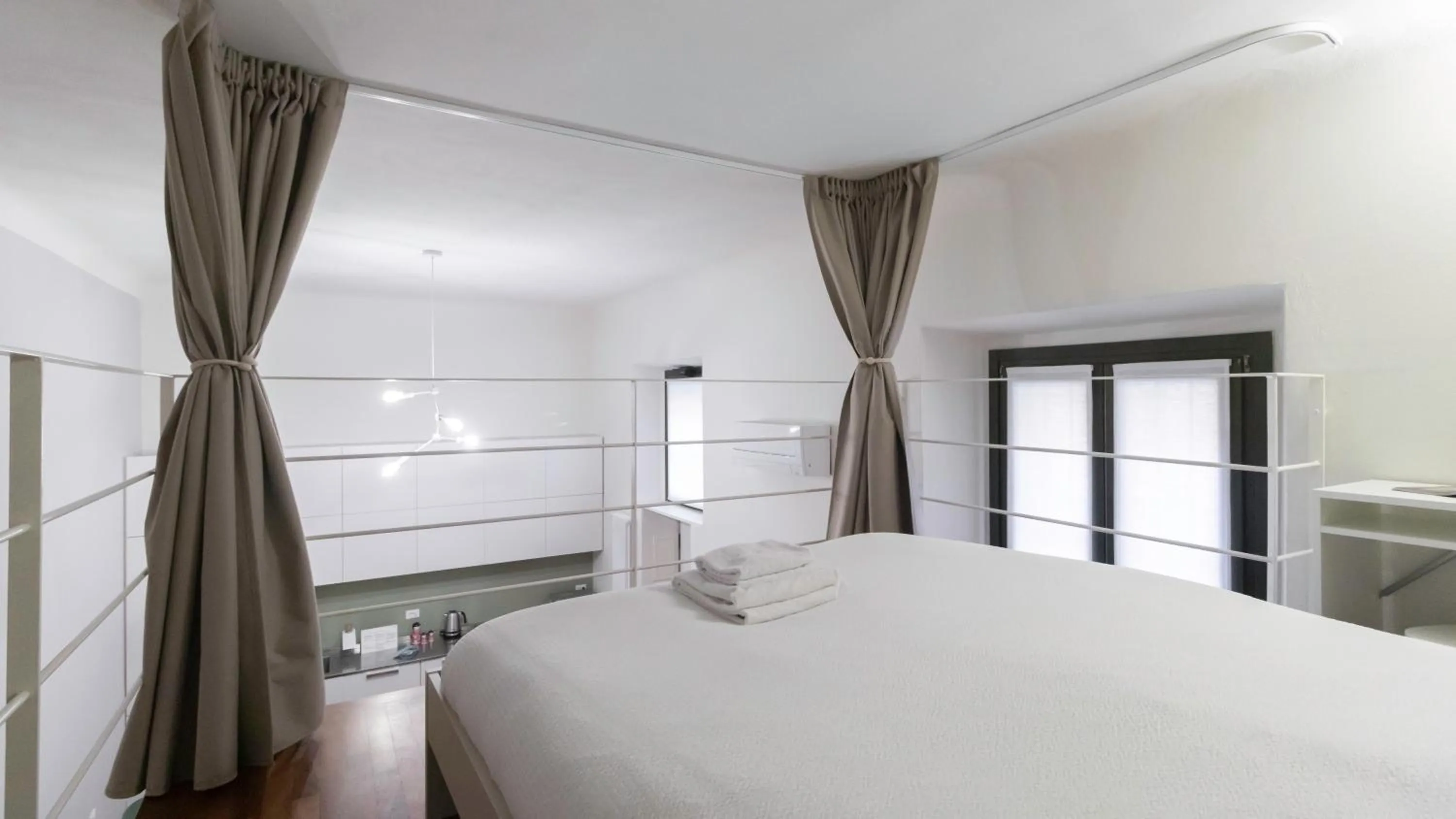 Photo of the whole room, Bed in Italianway - Piero della Francesca 19