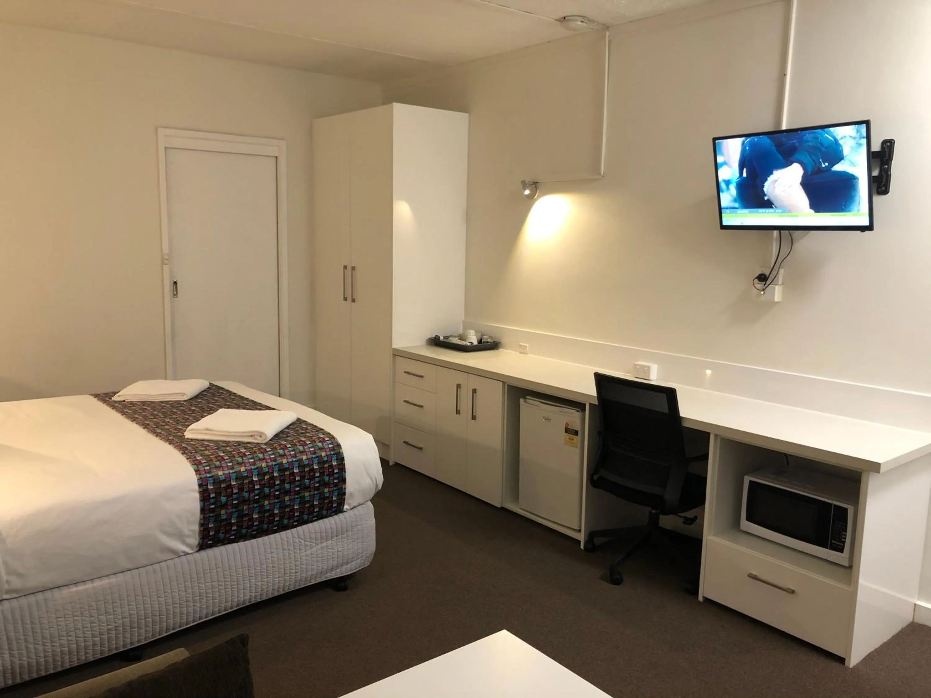 Bed in Parkside Inn Motel