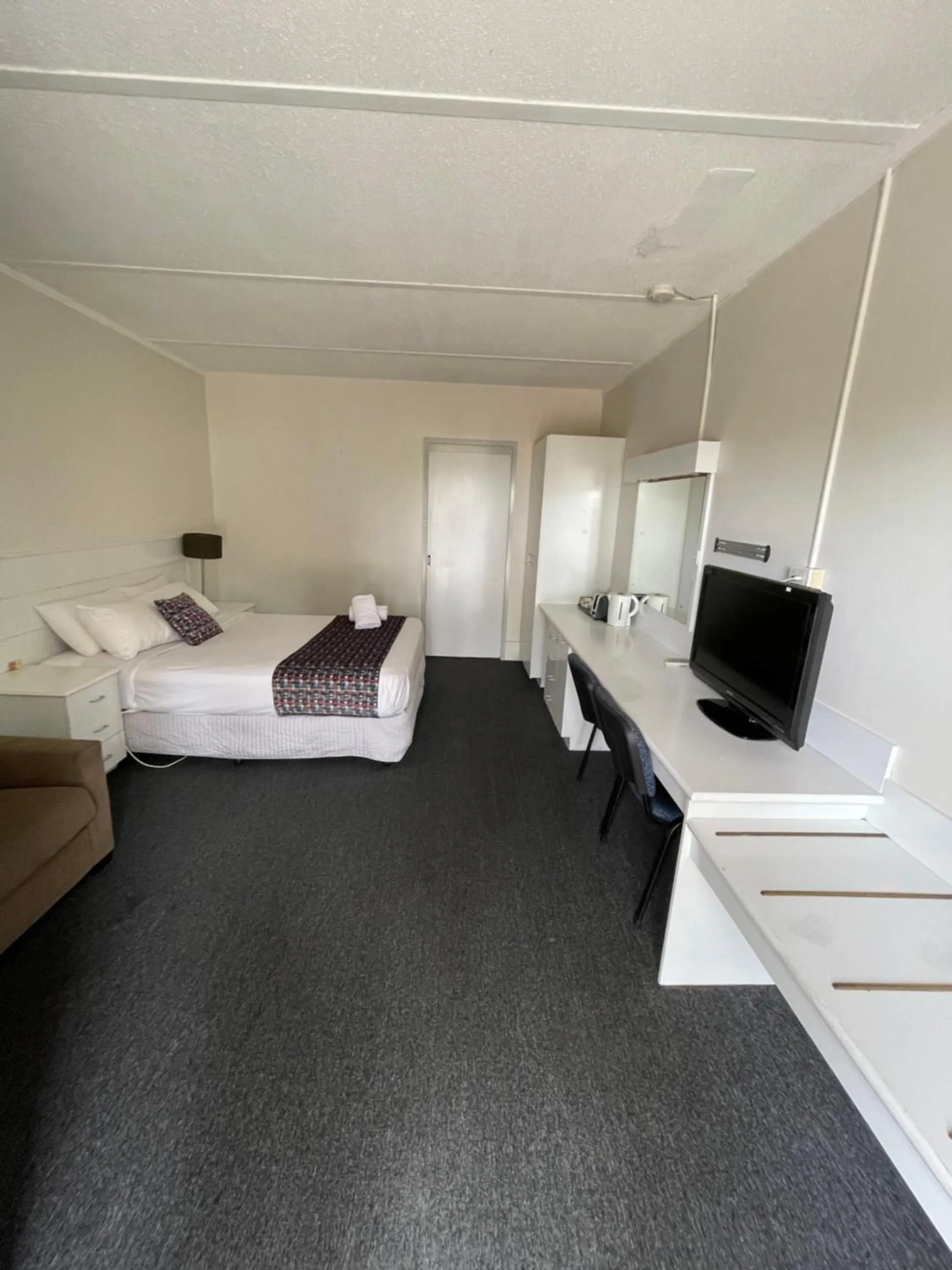 Bed in Parkside Inn Motel