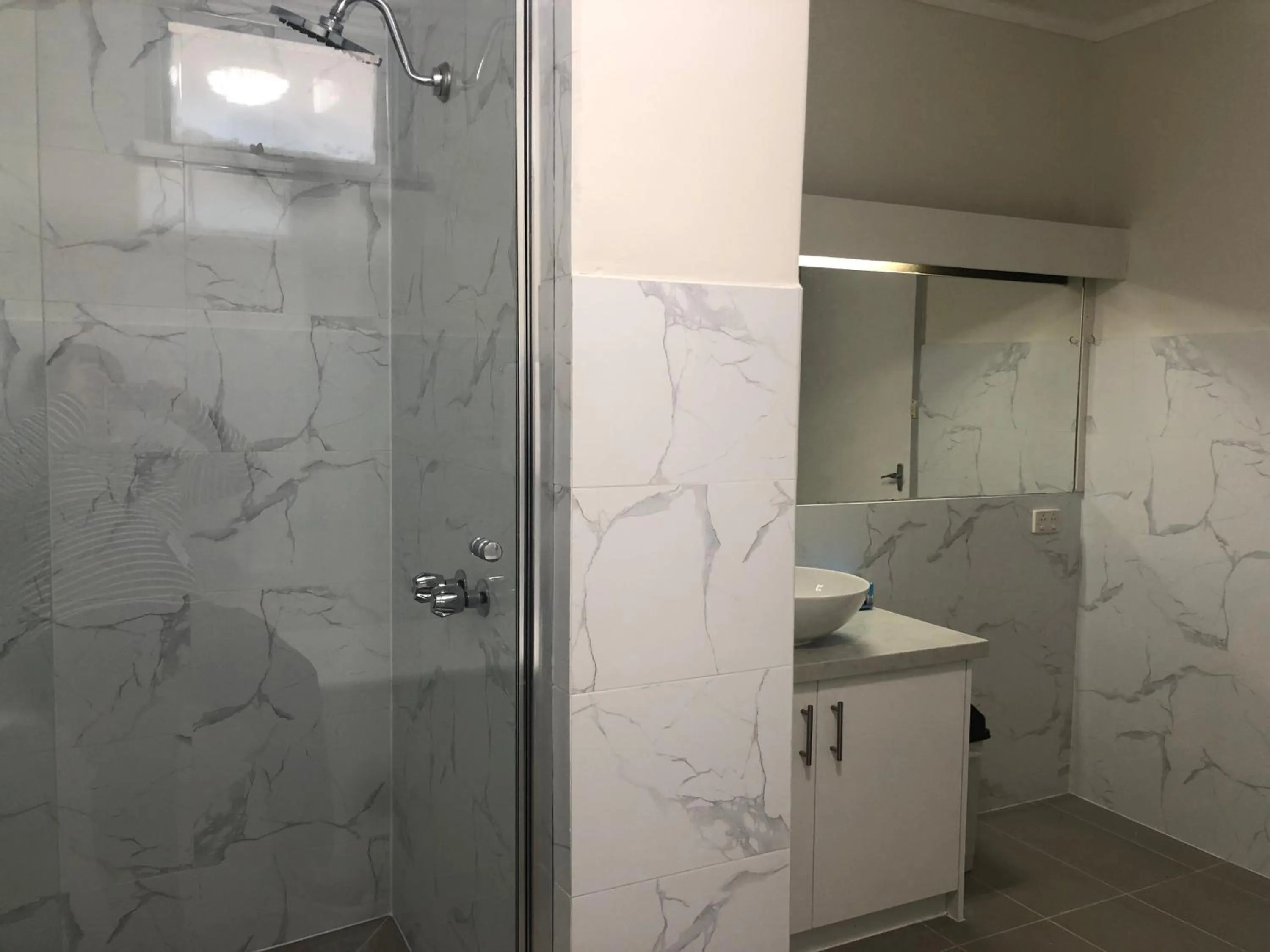 Shower in Parkside Inn Motel