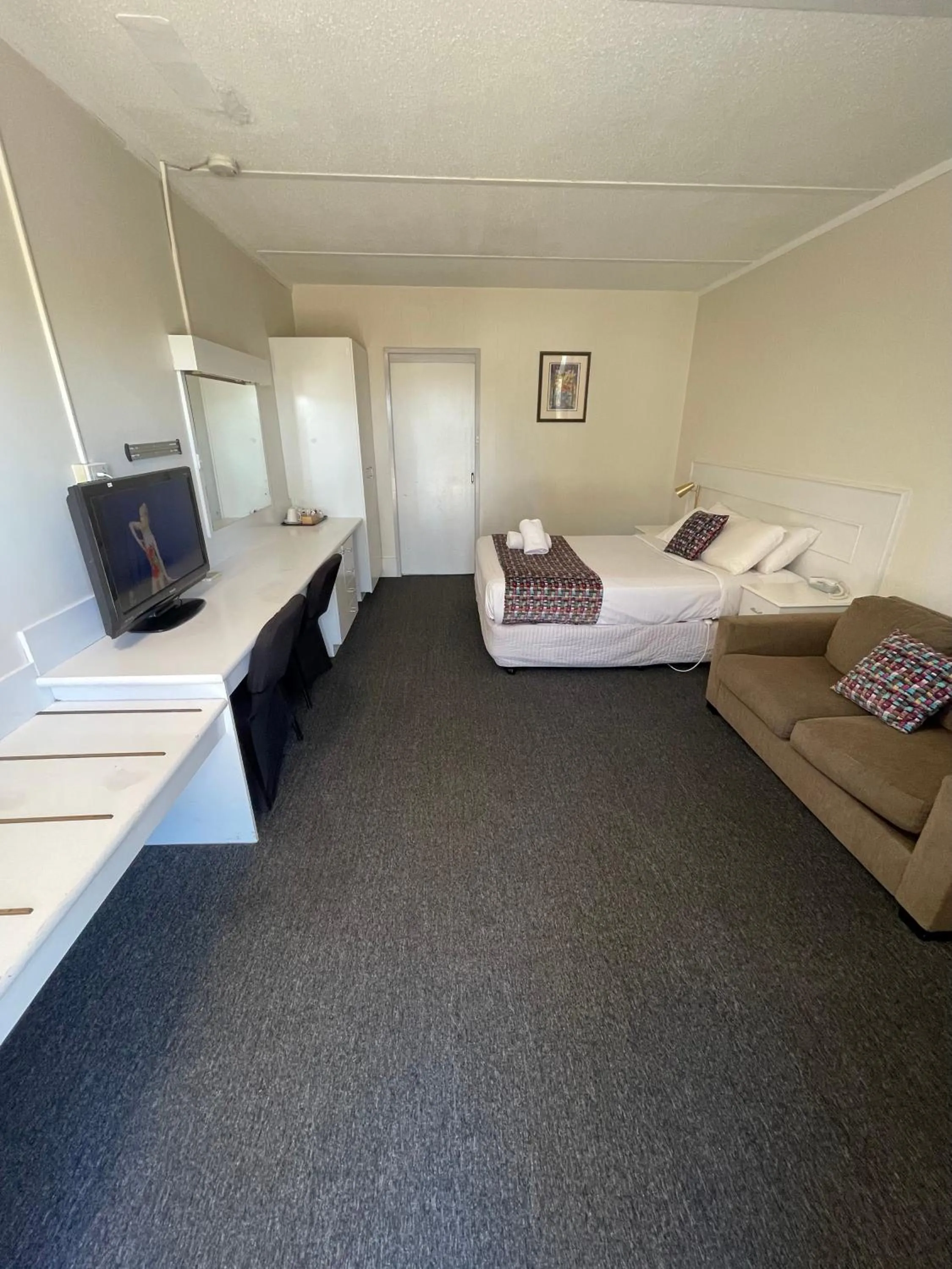 Shower, Bed in Parkside Inn Motel