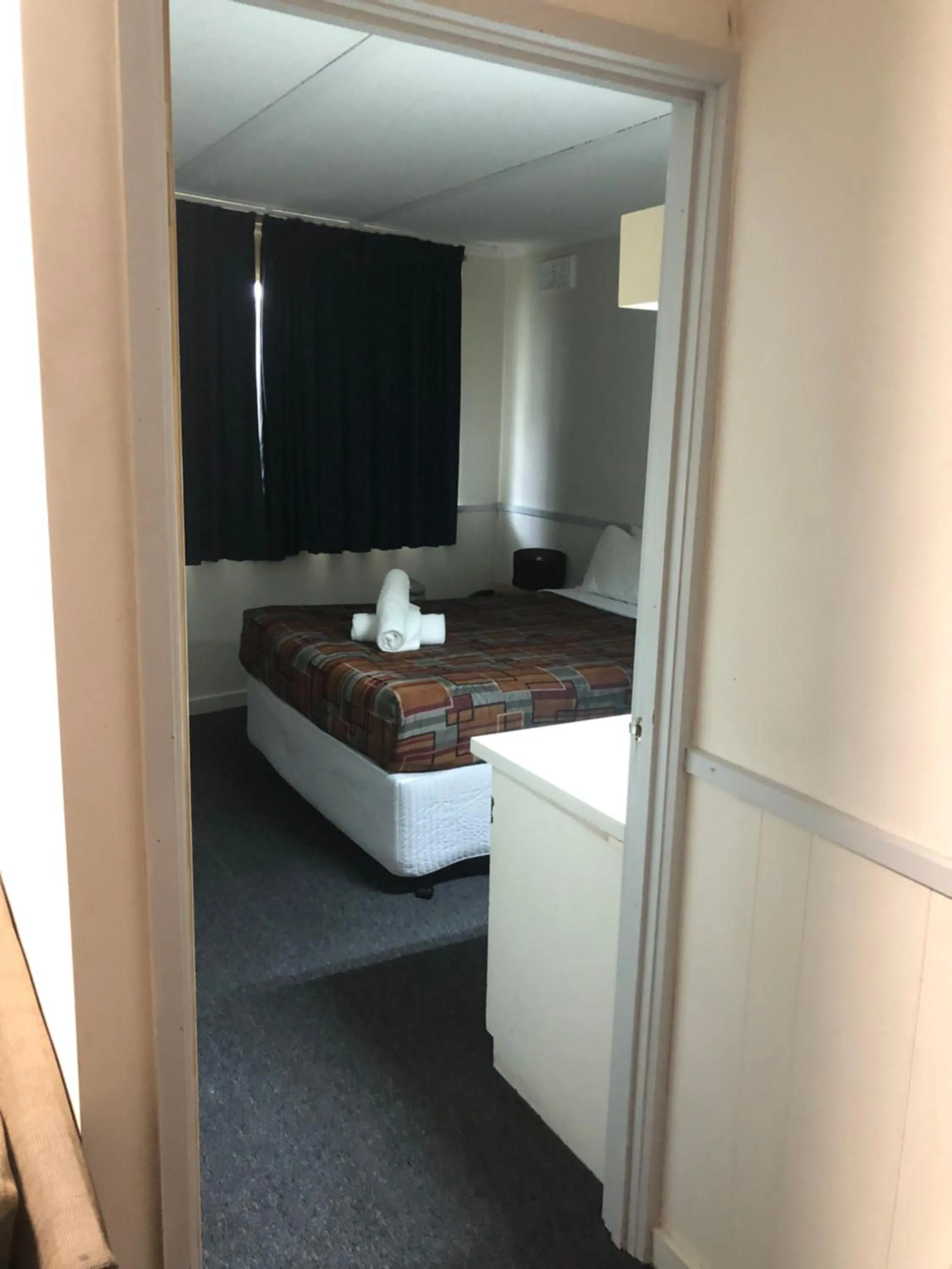 Bedroom, Bed in Parkside Inn Motel