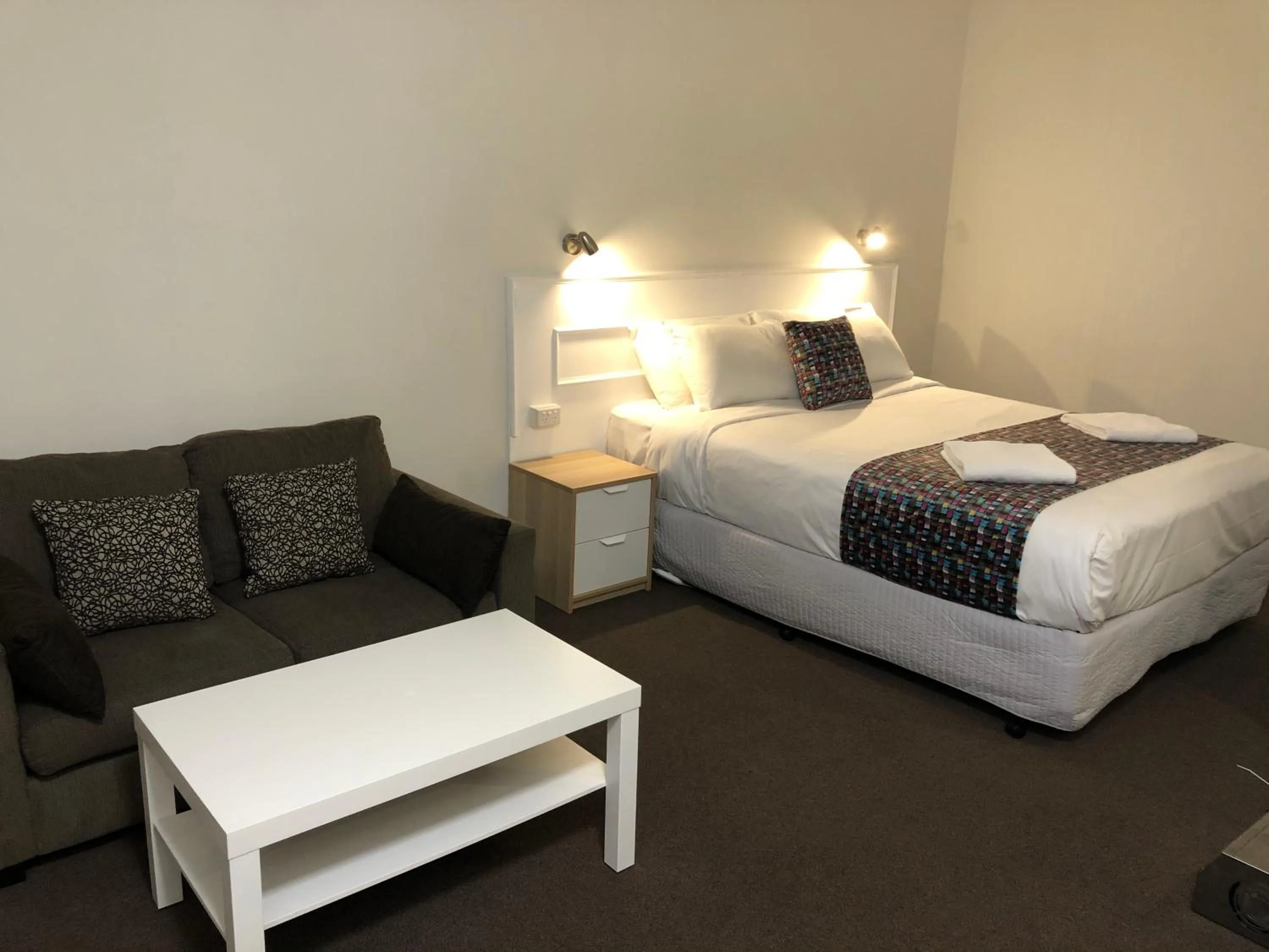 Bed in Parkside Inn Motel