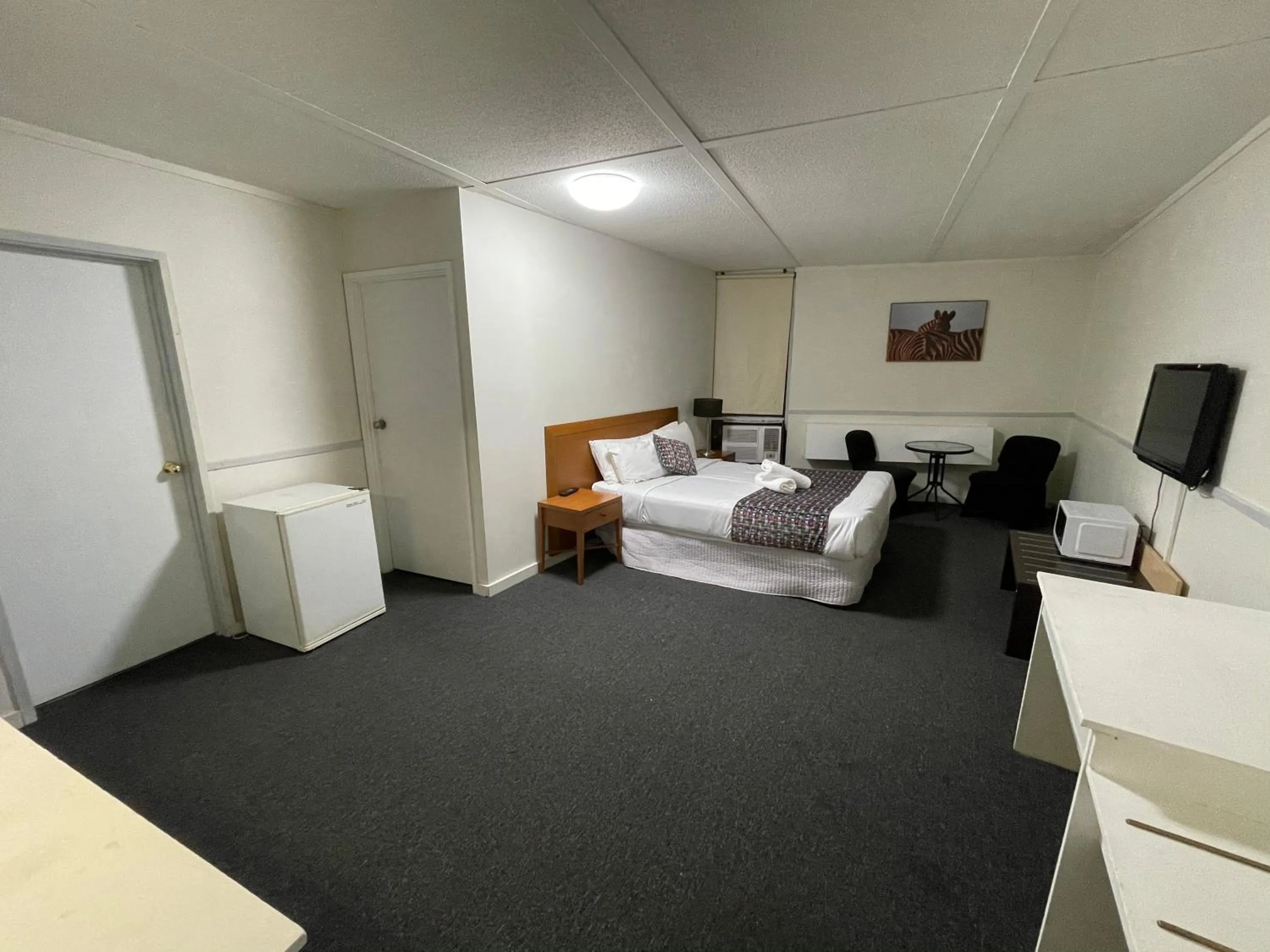 Living room, Bed in Parkside Inn Motel