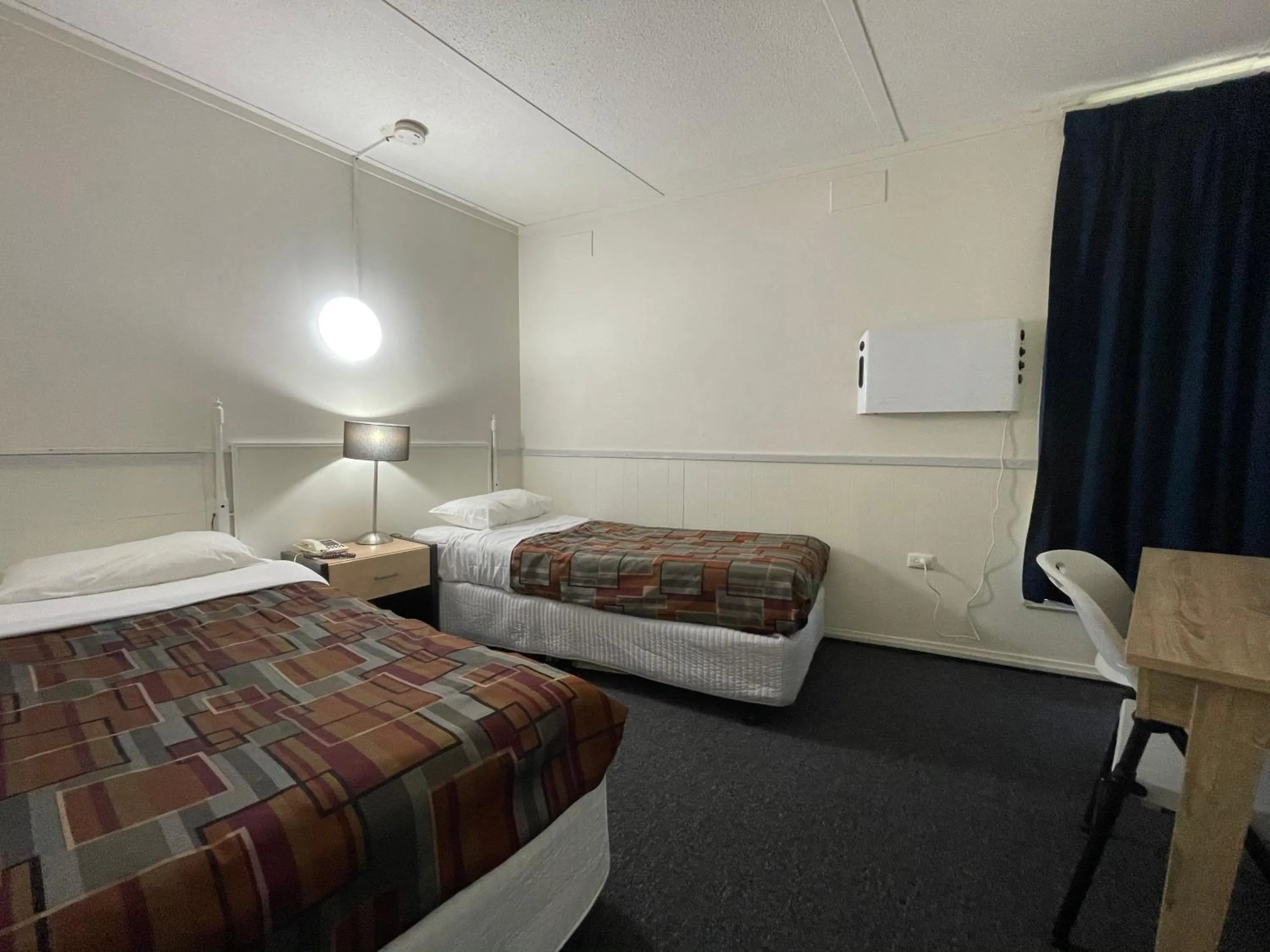 Bed in Parkside Inn Motel