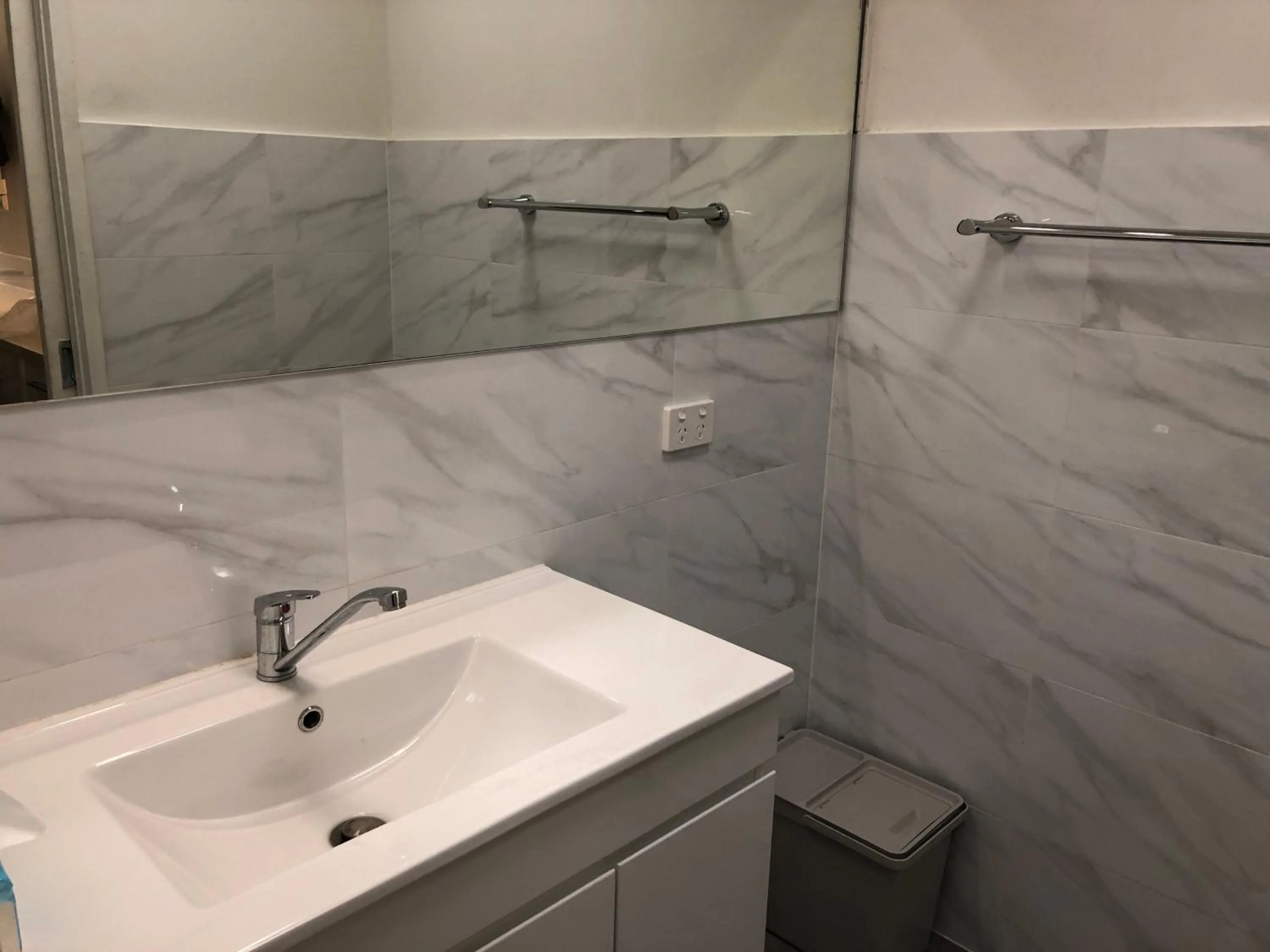 Shower in Parkside Inn Motel