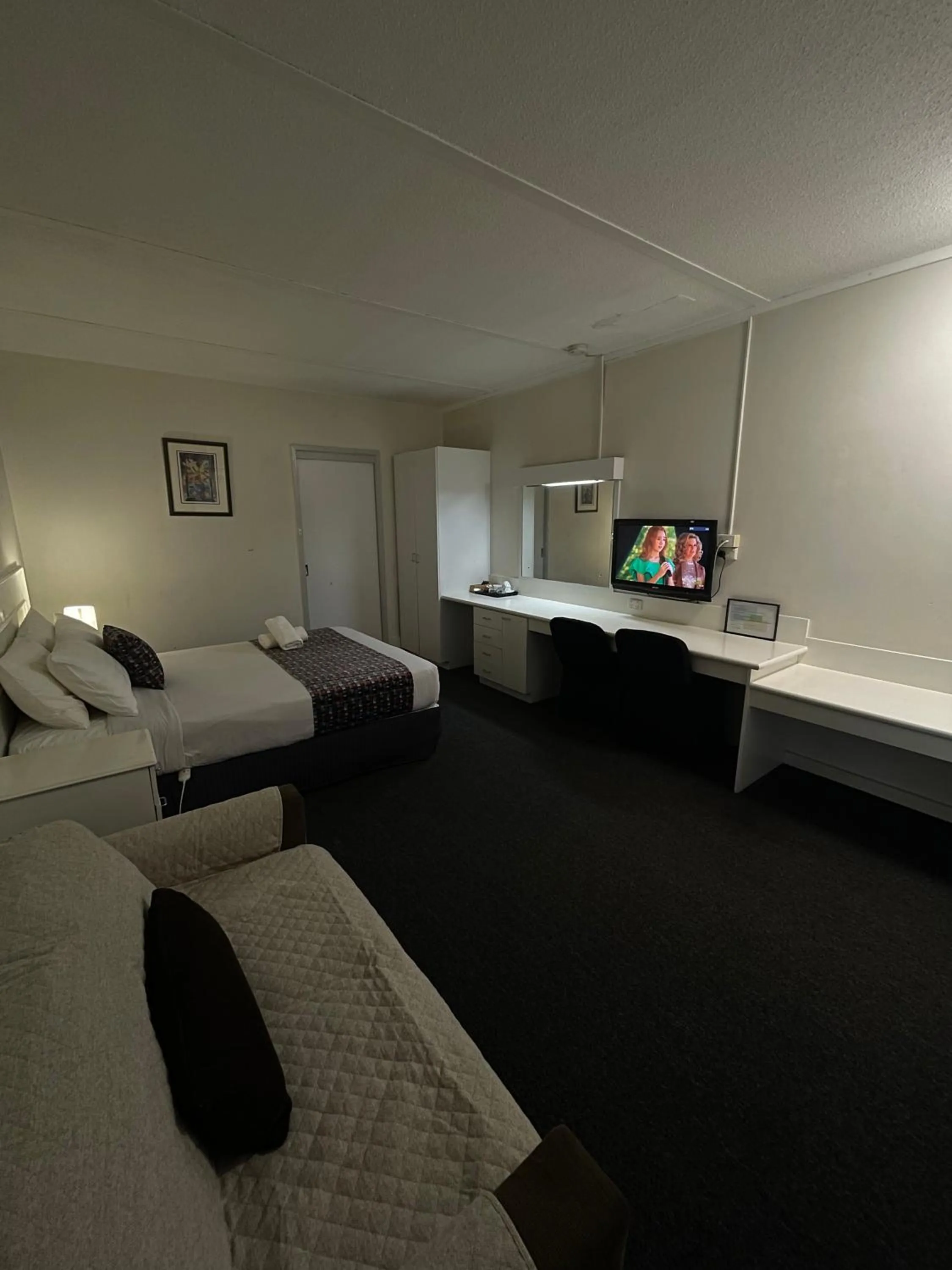 Bed in Parkside Inn Motel