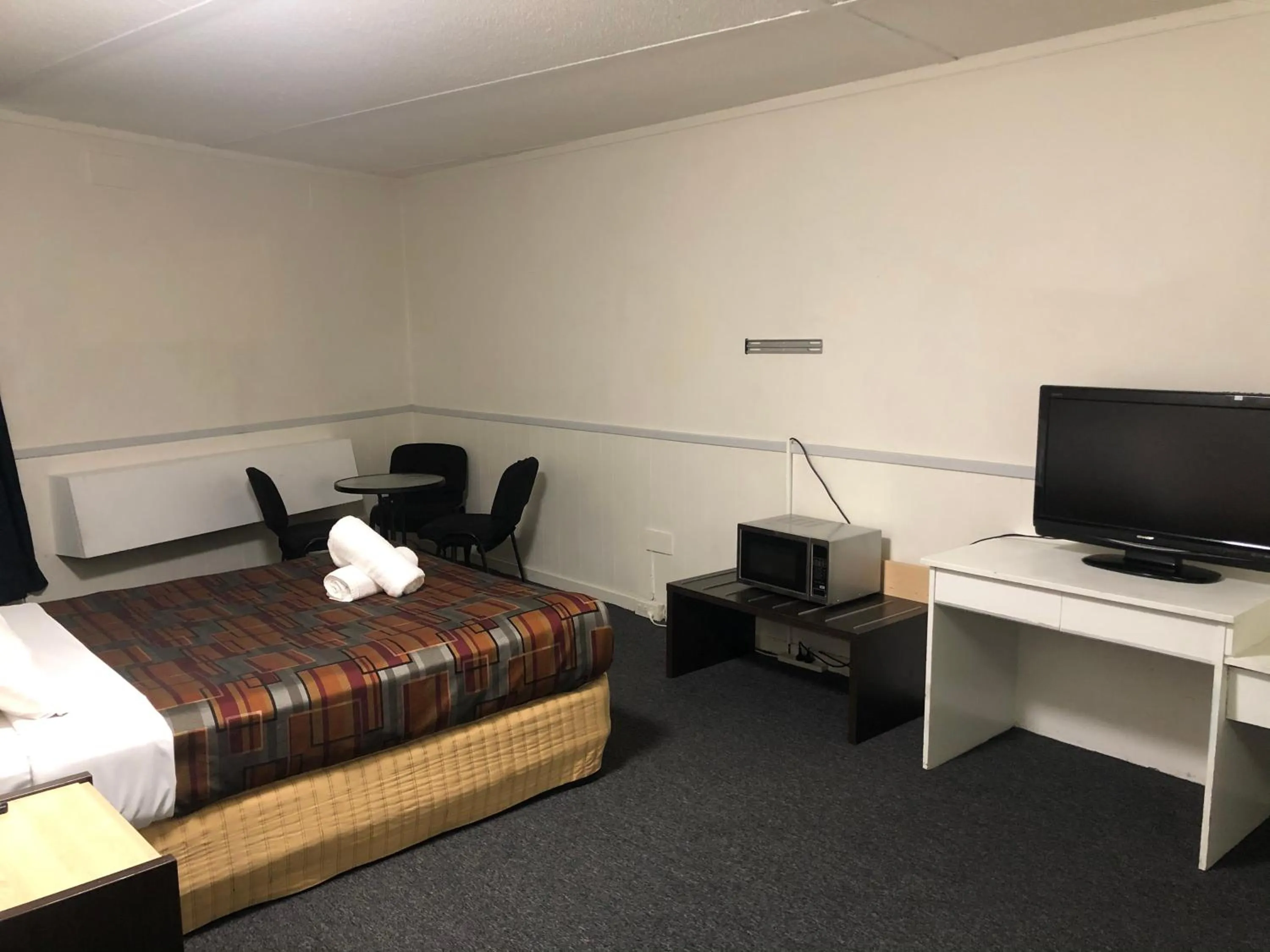 Bed in Parkside Inn Motel