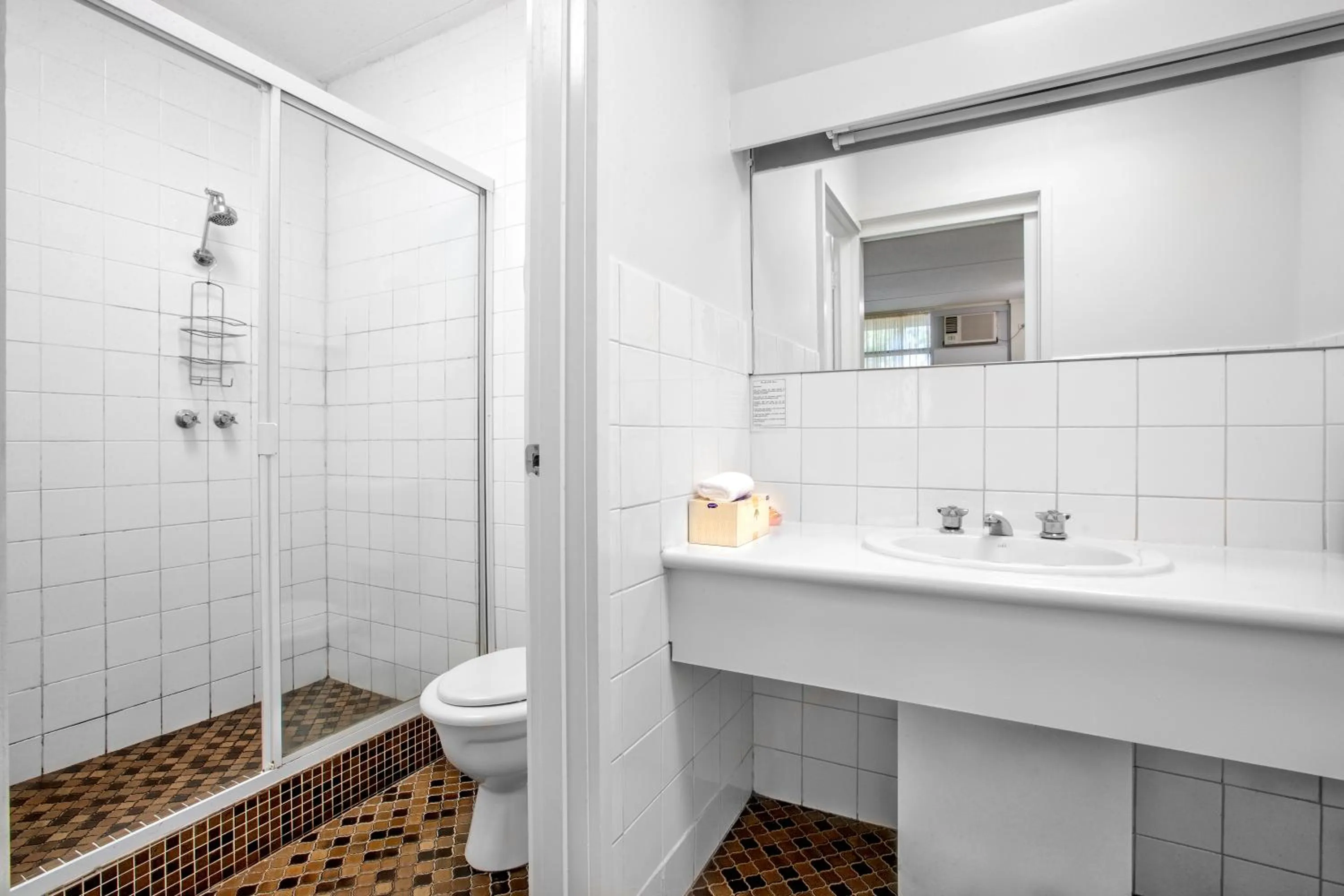 Shower in Parkside Inn Motel