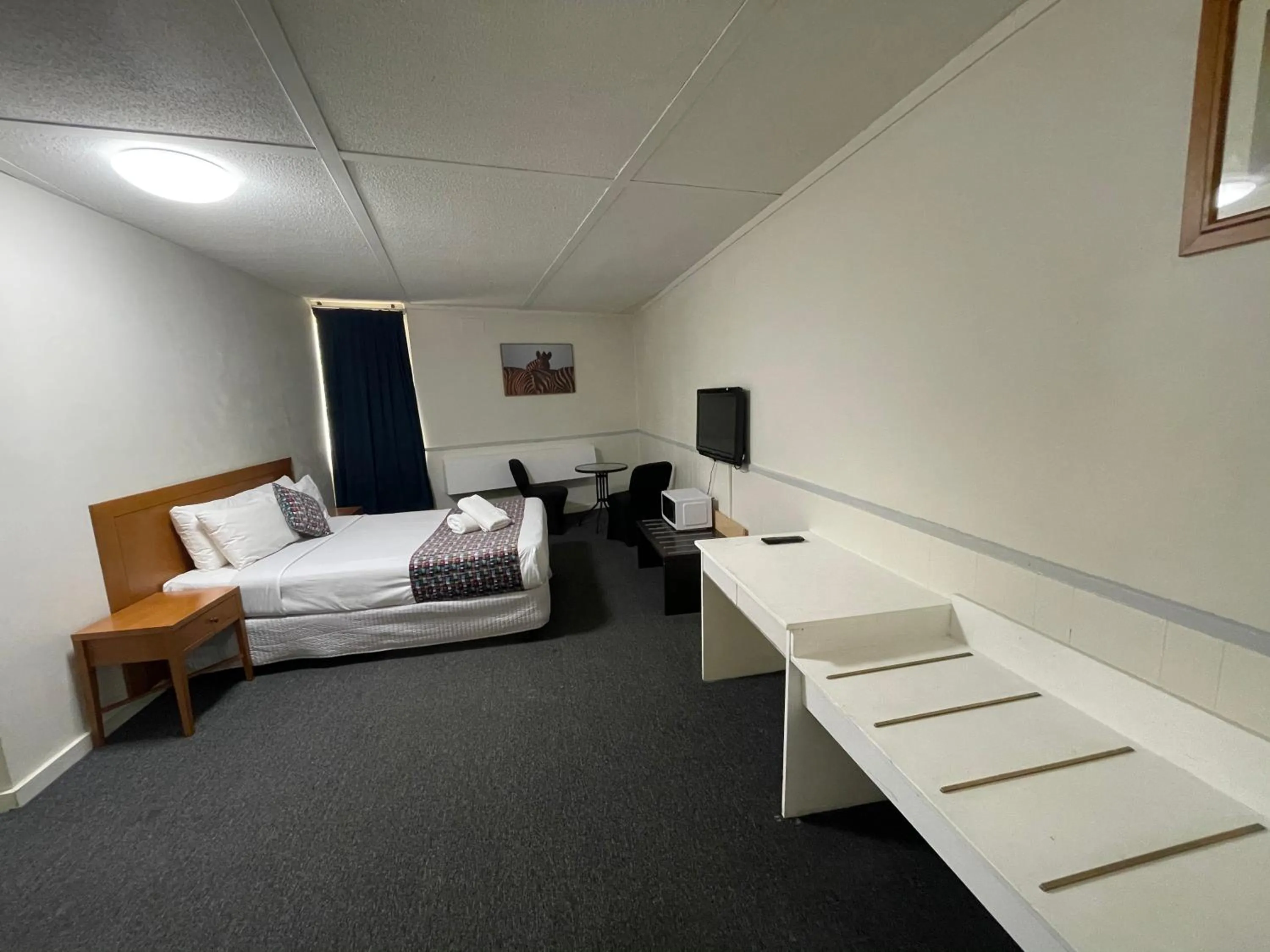 Bed in Parkside Inn Motel