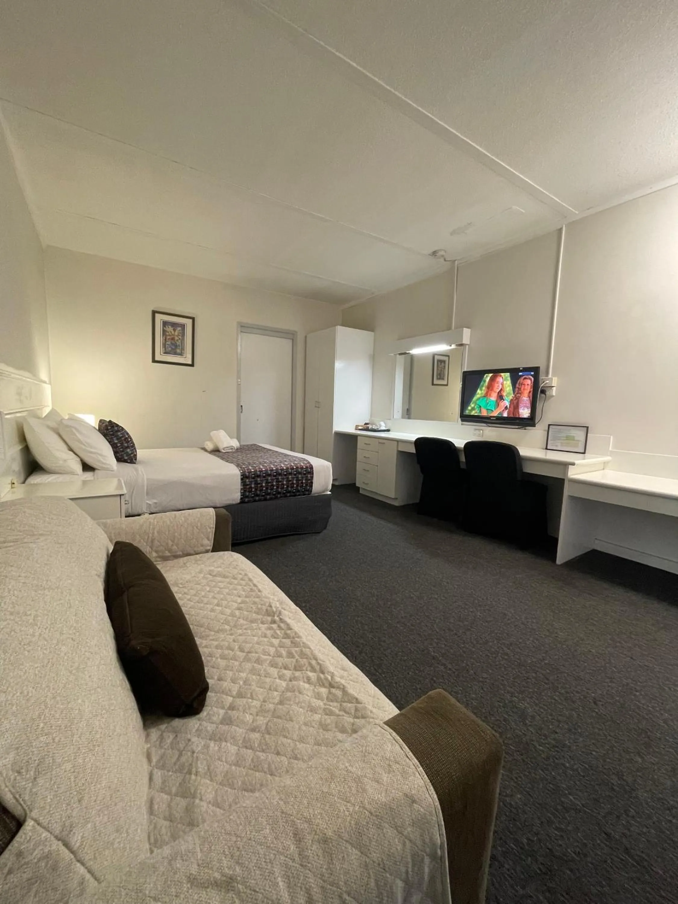 Bed in Parkside Inn Motel