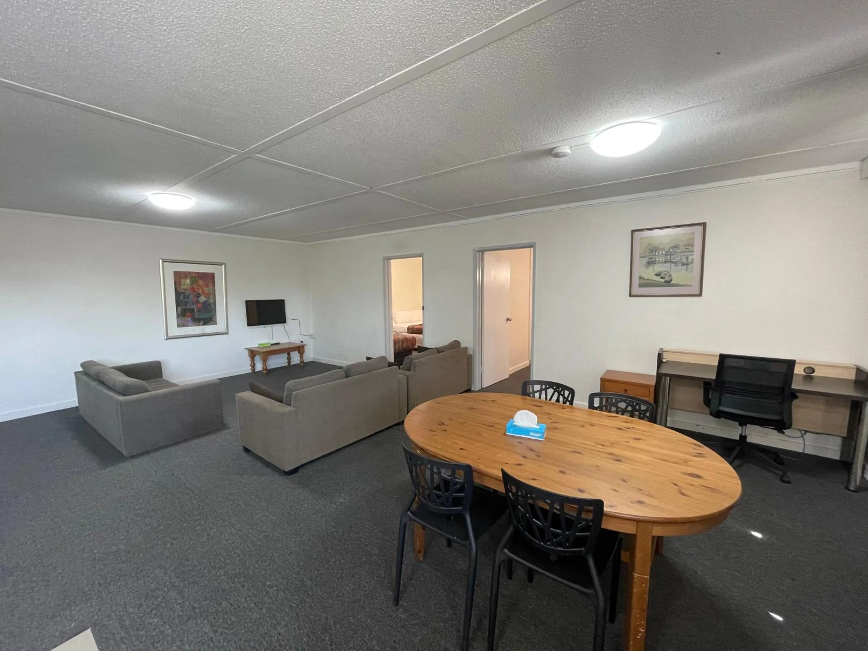 TV and multimedia in Parkside Inn Motel