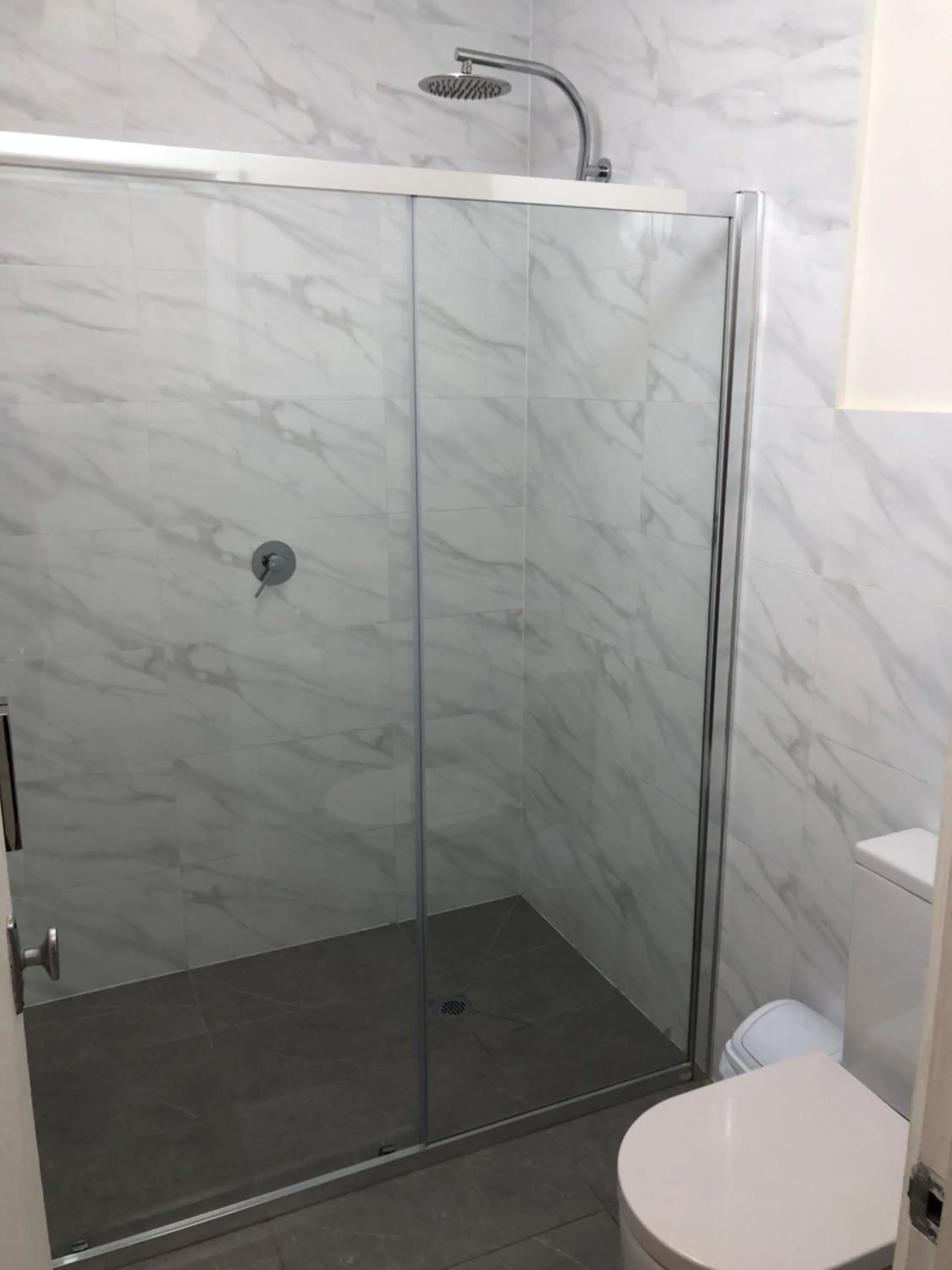 Shower in Parkside Inn Motel