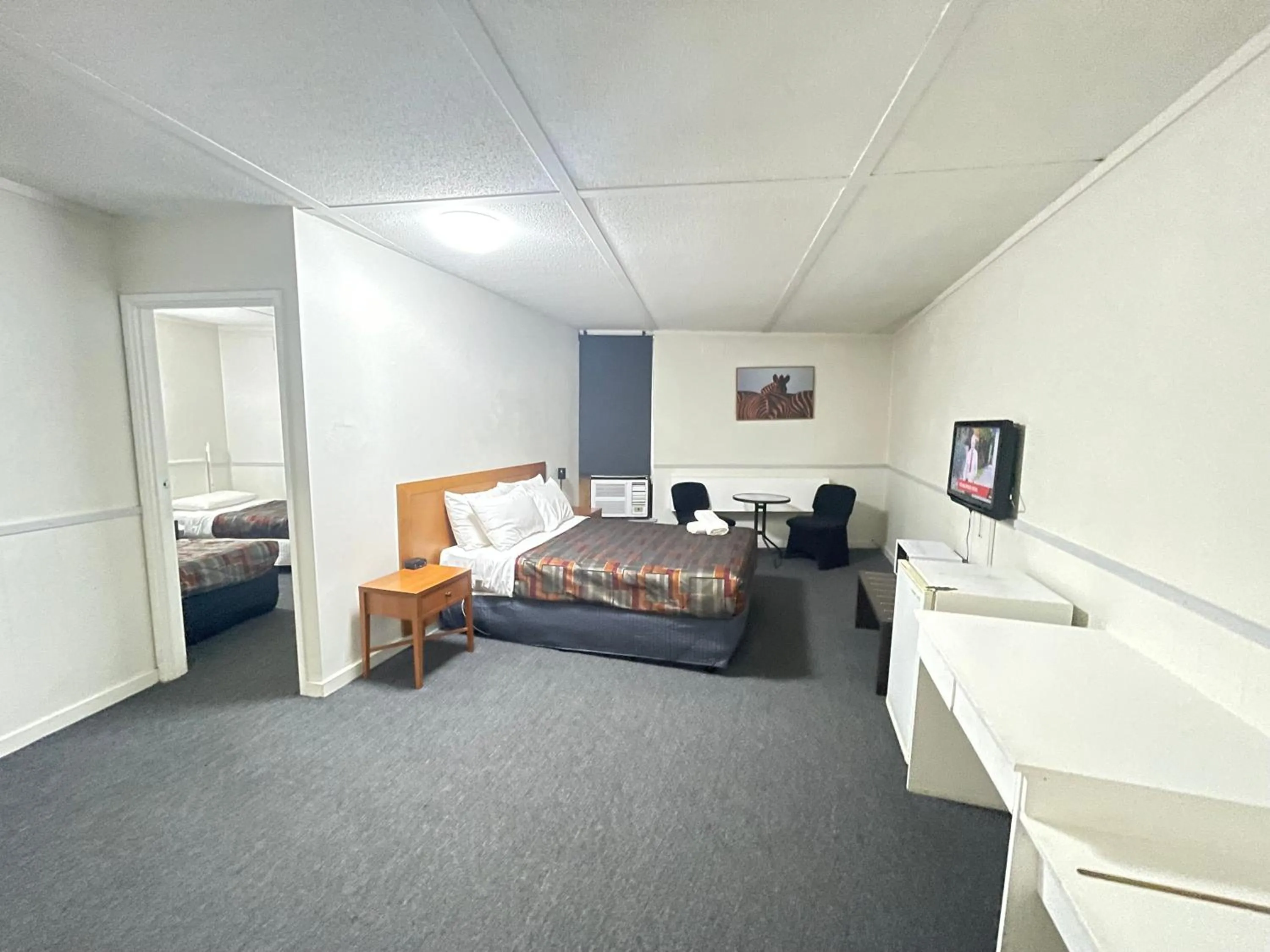 Living room, Bed in Parkside Inn Motel