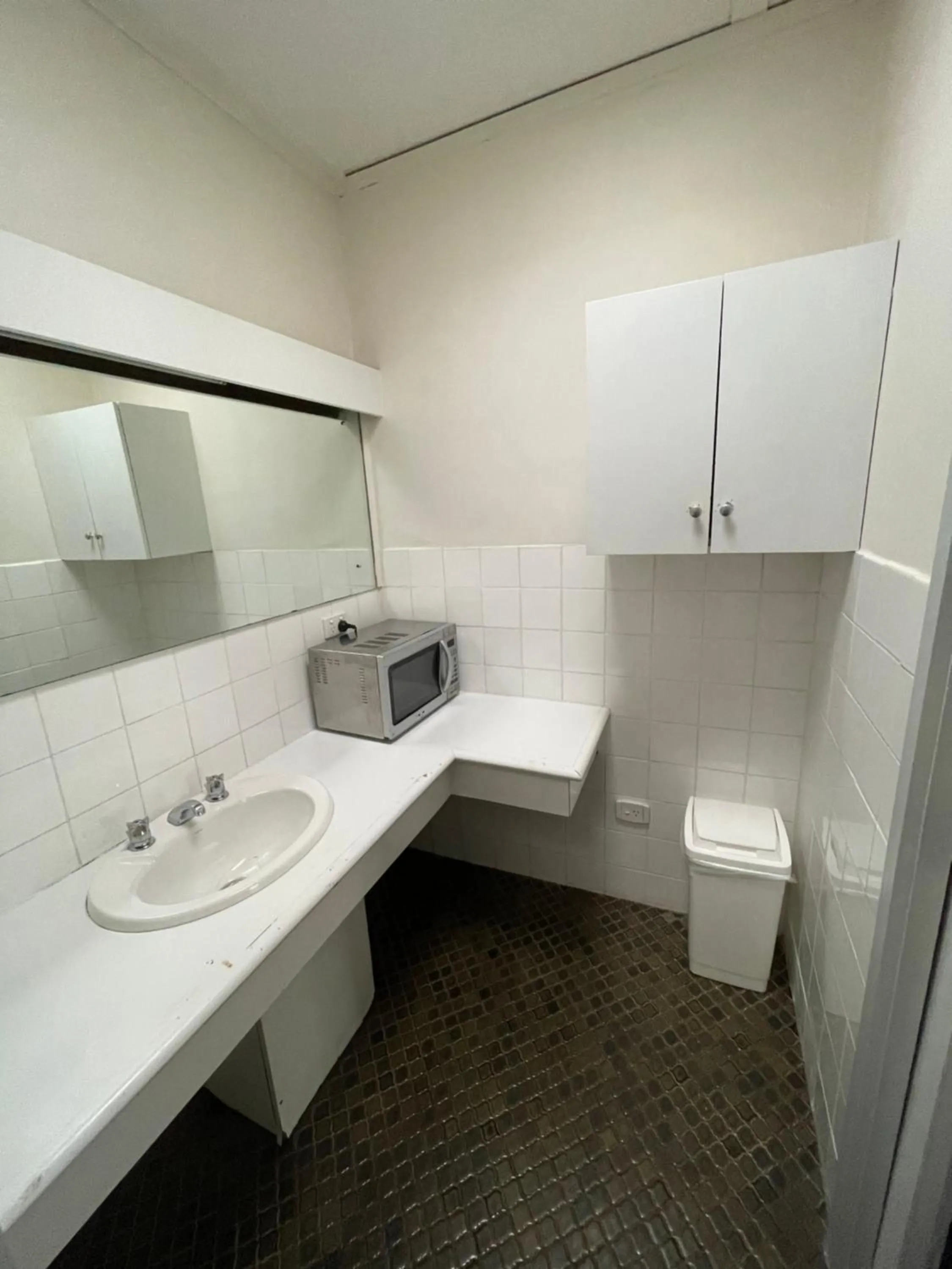 Shower in Parkside Inn Motel