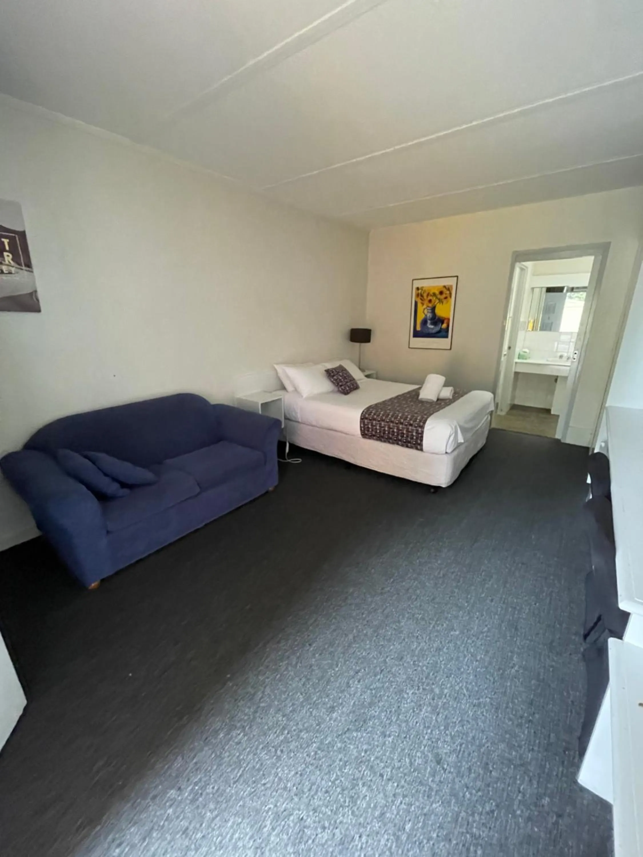 Bed in Parkside Inn Motel