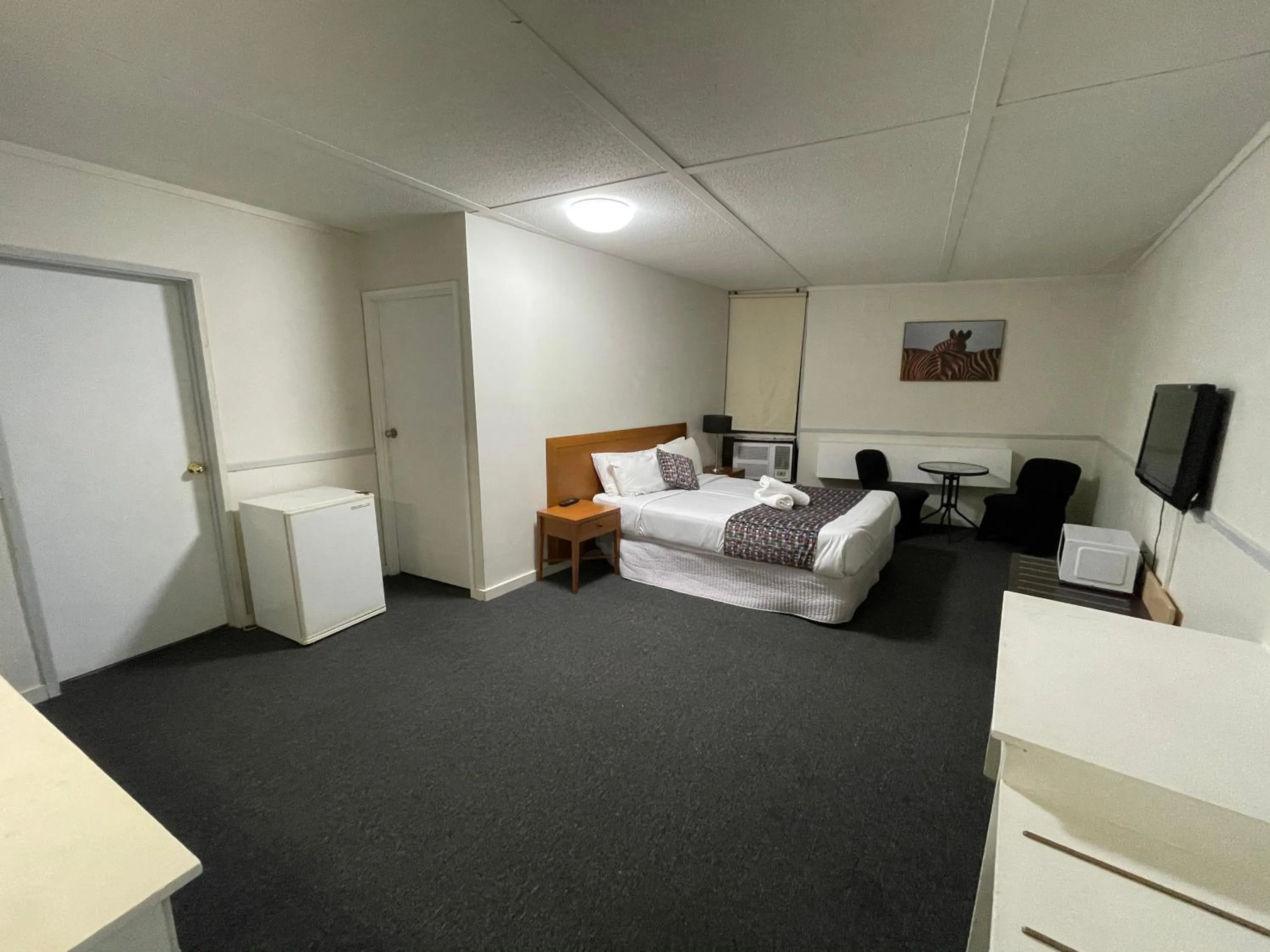 Bed in Parkside Inn Motel