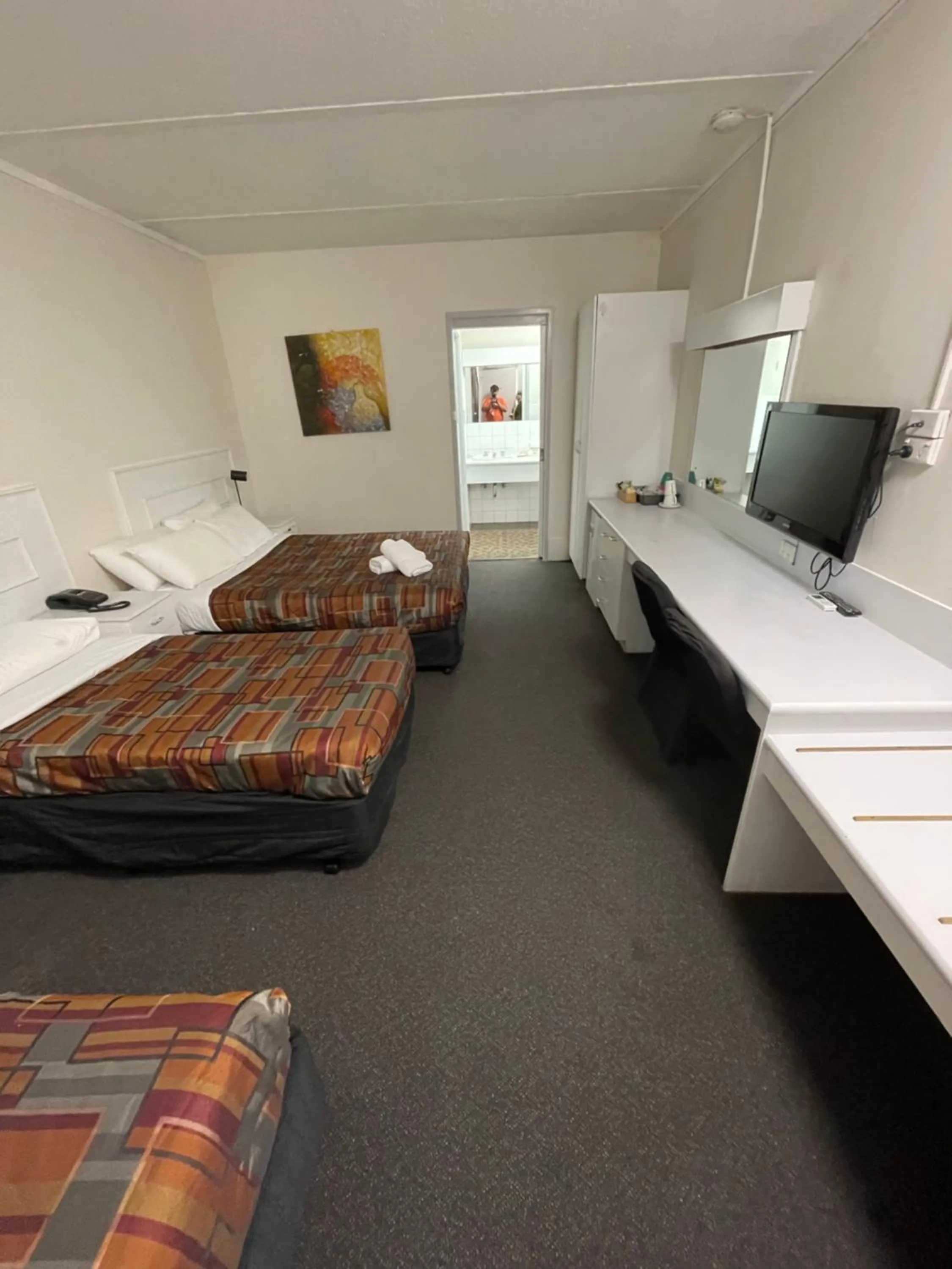 Bed in Parkside Inn Motel