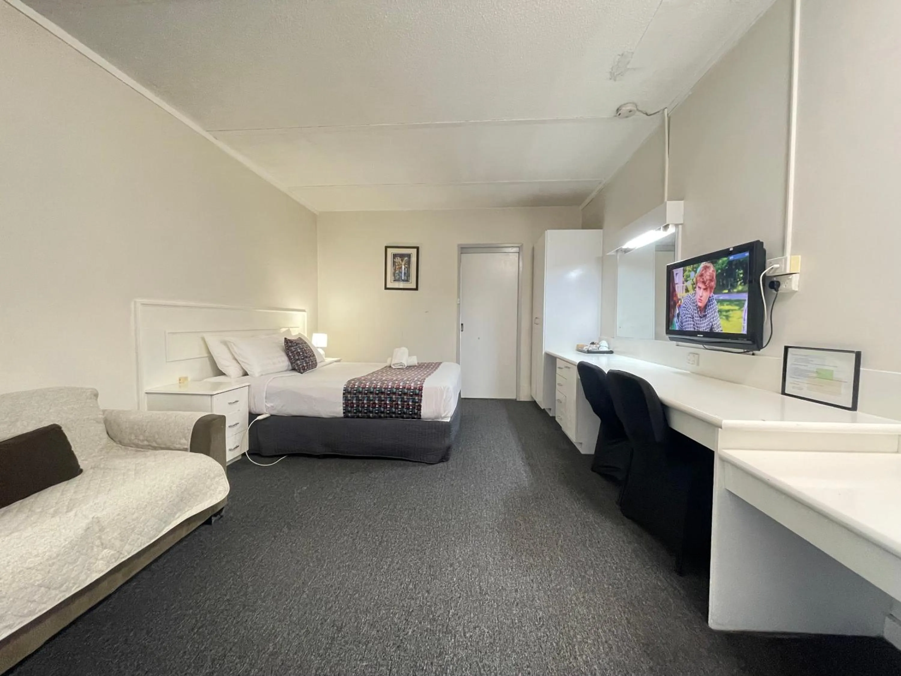 Bed in Parkside Inn Motel