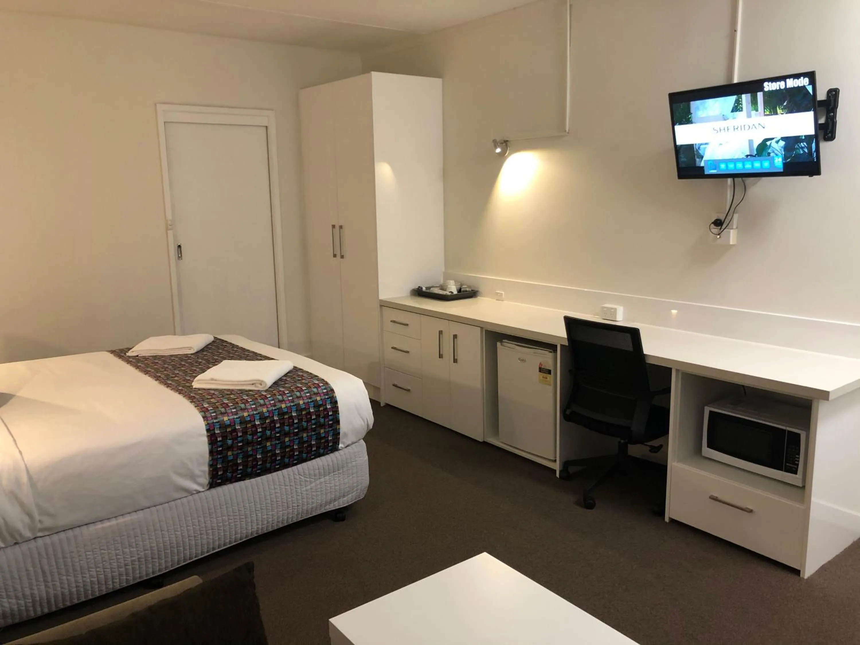 Bed in Parkside Inn Motel