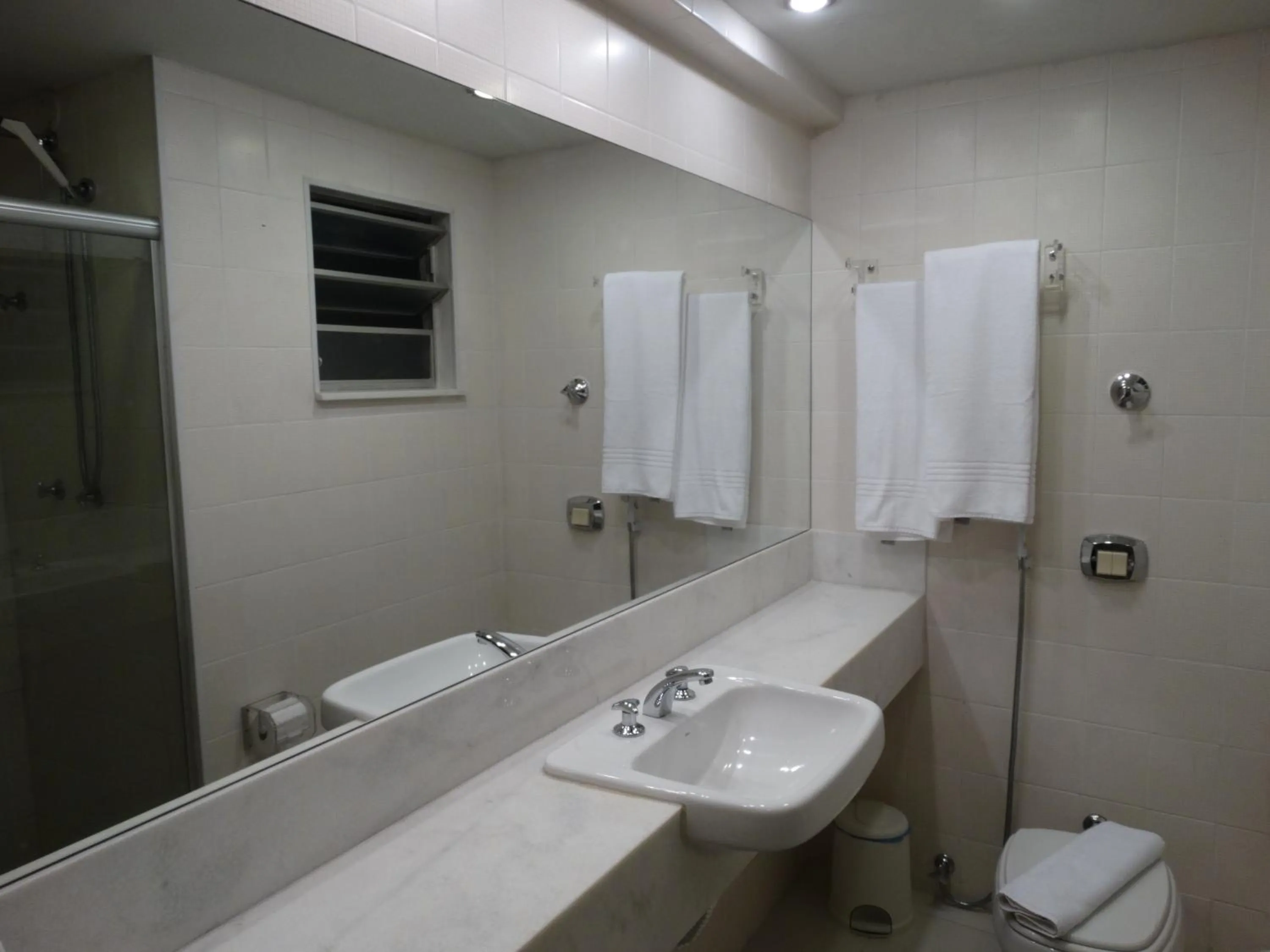 Toilet in Niteroi Palace Hotel