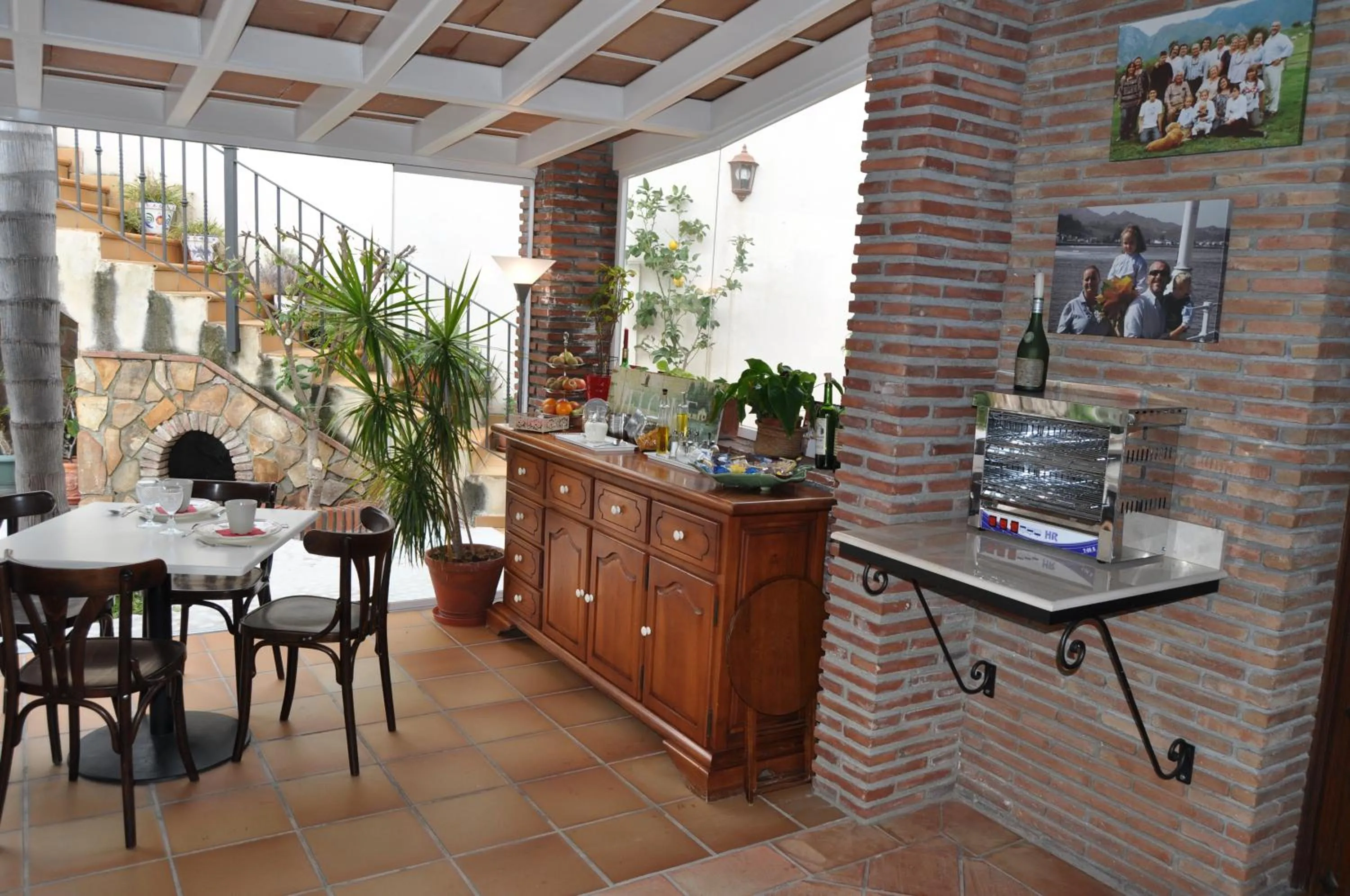 Restaurant/places to eat in Welcome Inn Nerja guest house Luxury Bed & Breakfast
