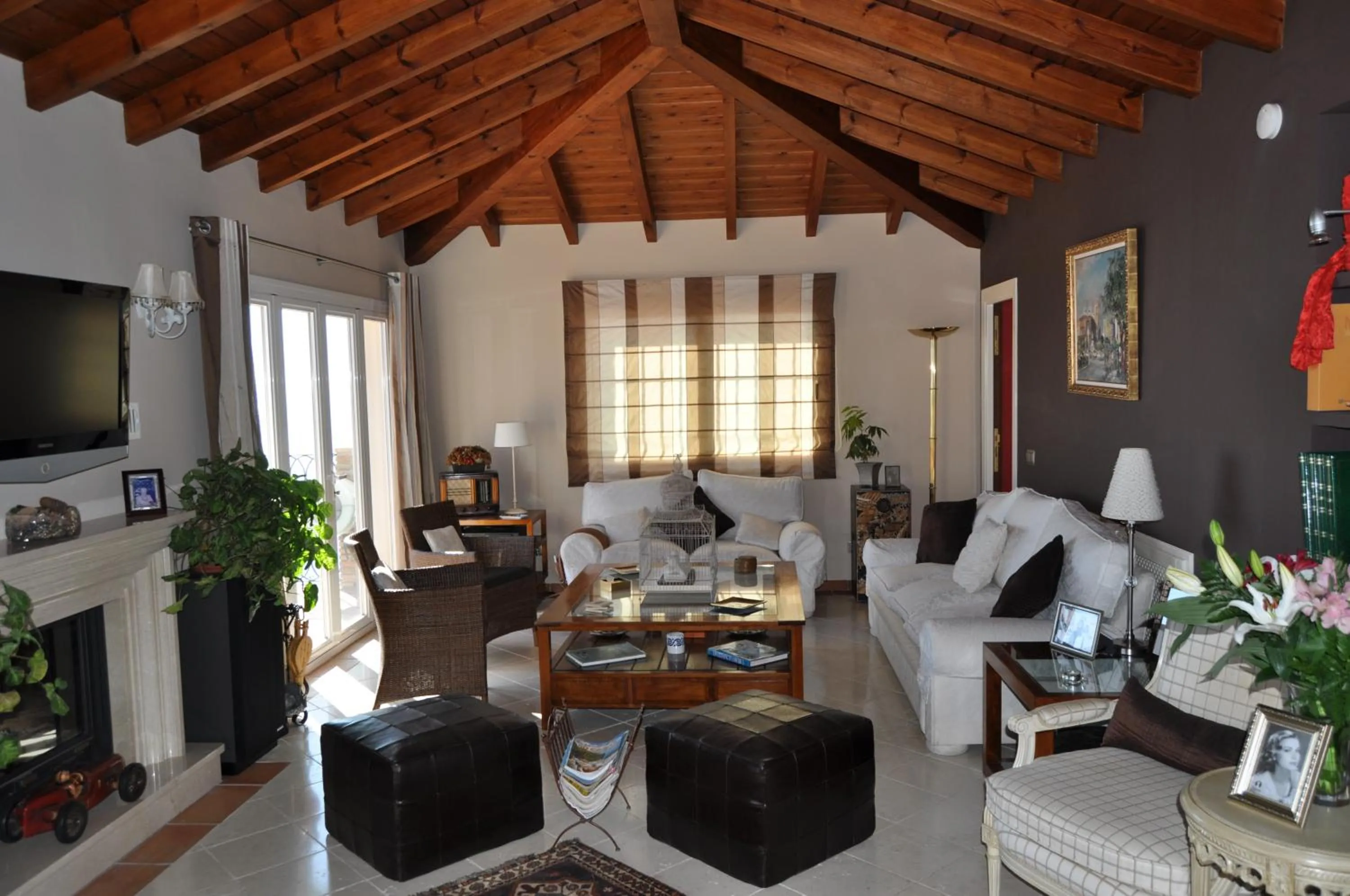 Communal lounge/ TV room in Welcome Inn Nerja guest house Luxury Bed & Breakfast
